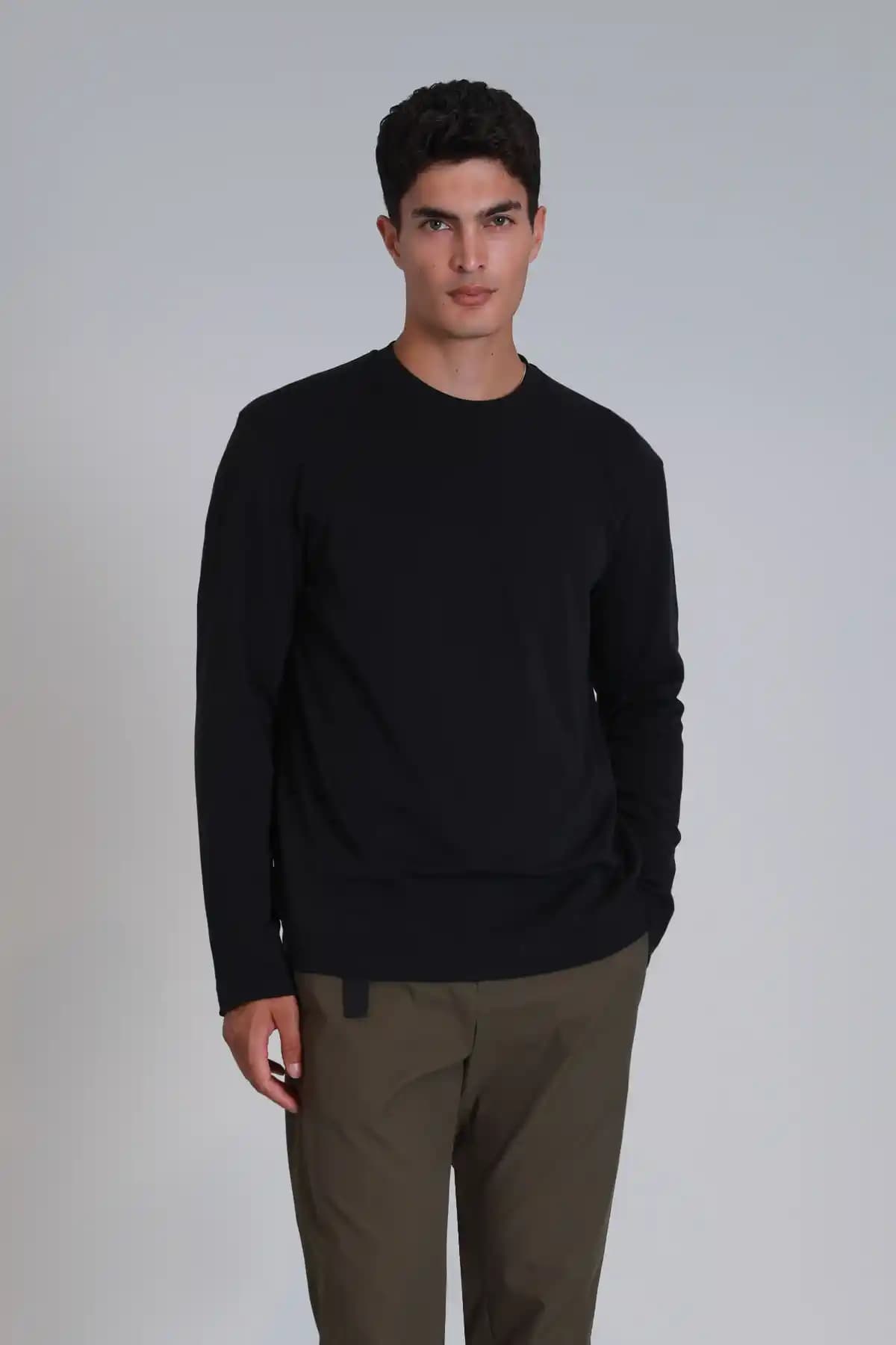 Siyah Tişört ve Ayakkabı Aksesuarları Uyumu: Stilinizi Tamamlayan Detaylar