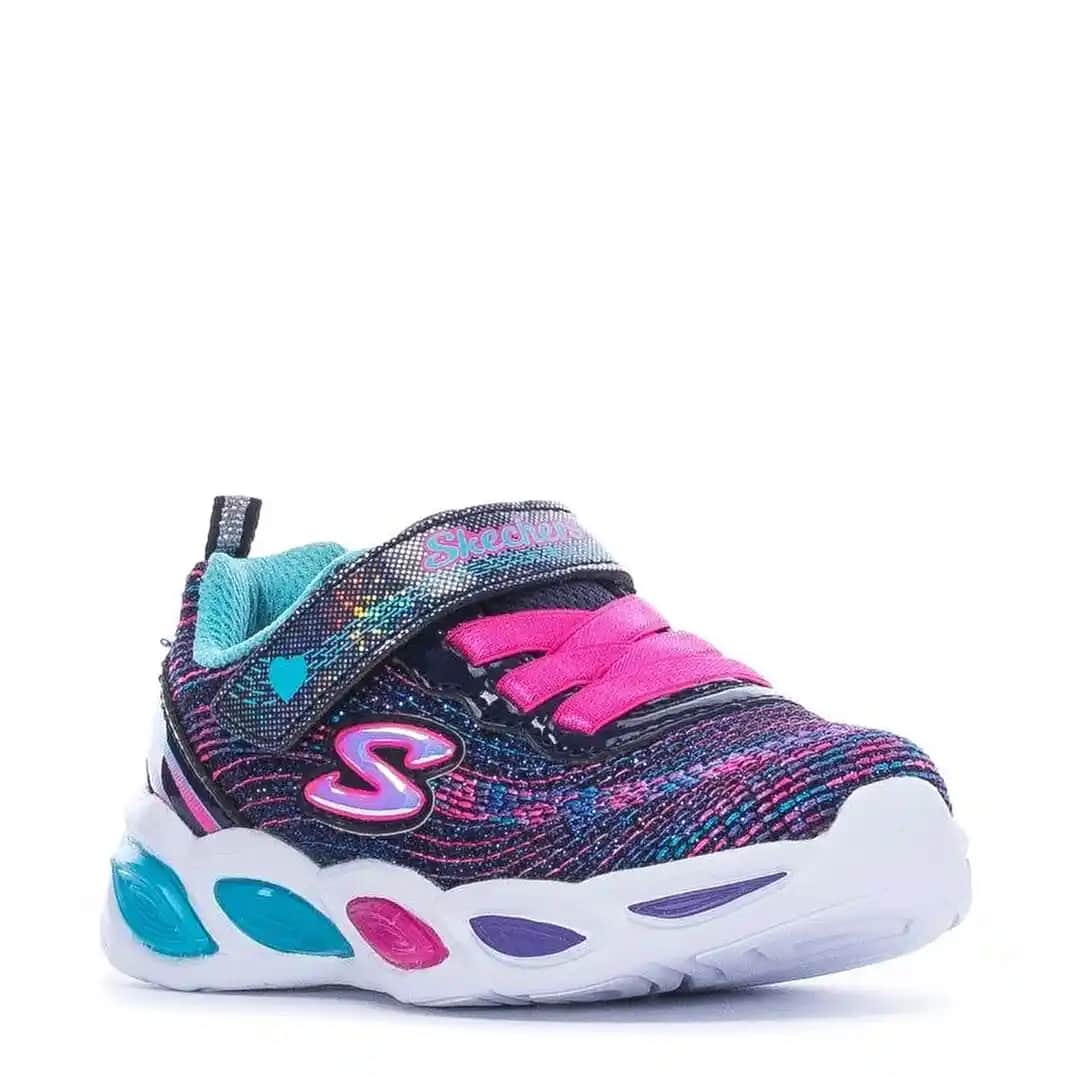 Skechers Simli Ayakkabılar: Şıklık ve Konforu Bir Arada Sunan Trendler