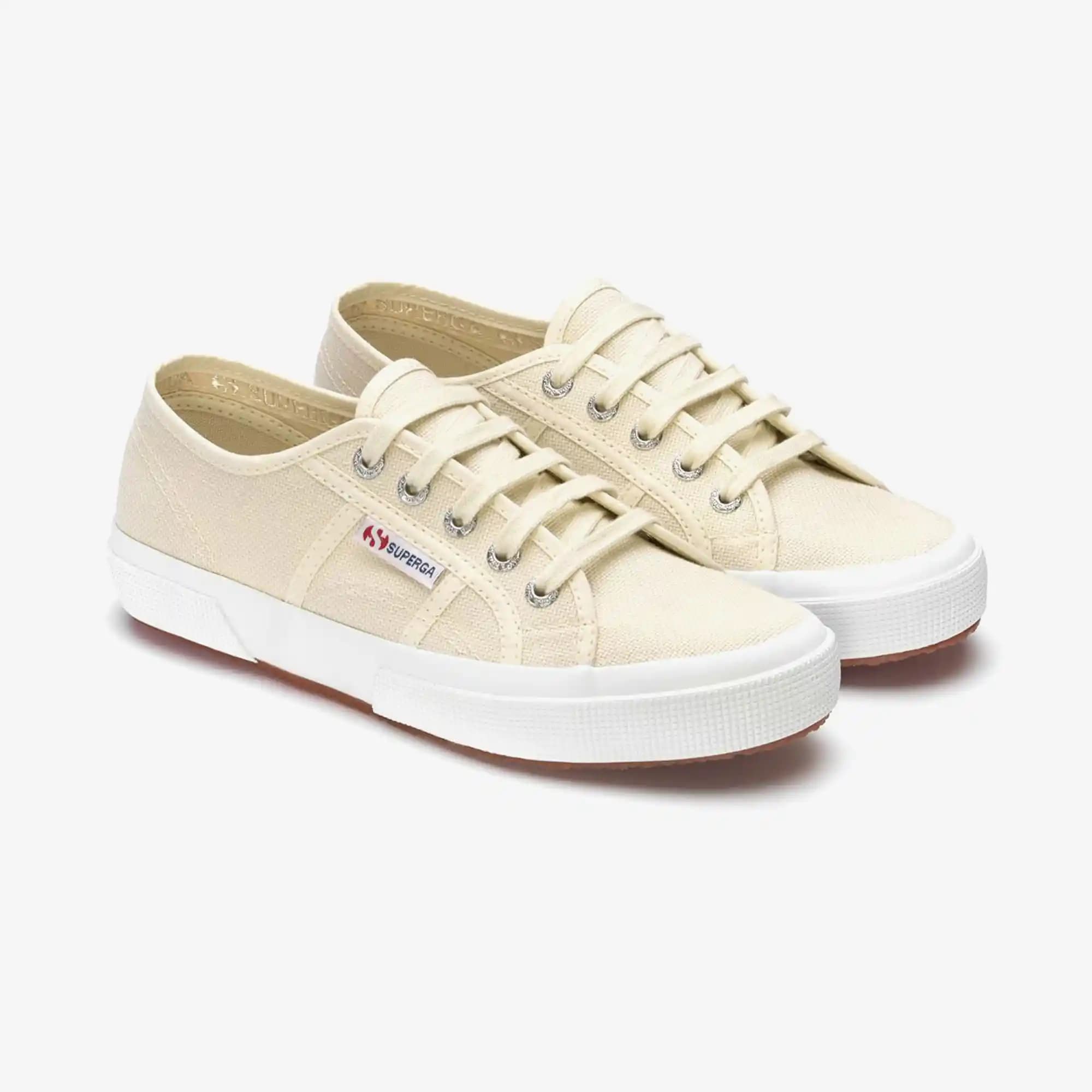 Superga Bej Ayakkabılar: Şıklık ve Konforun Buluştuğu Modern Koleksiyon