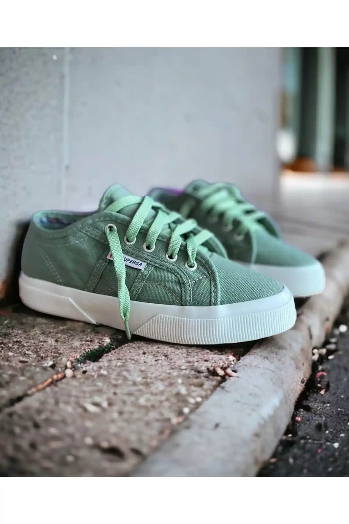Superga Yeşil Renkli Ayakkabılar: Moda ve Konforun Buluştuğu Güncel Trendler