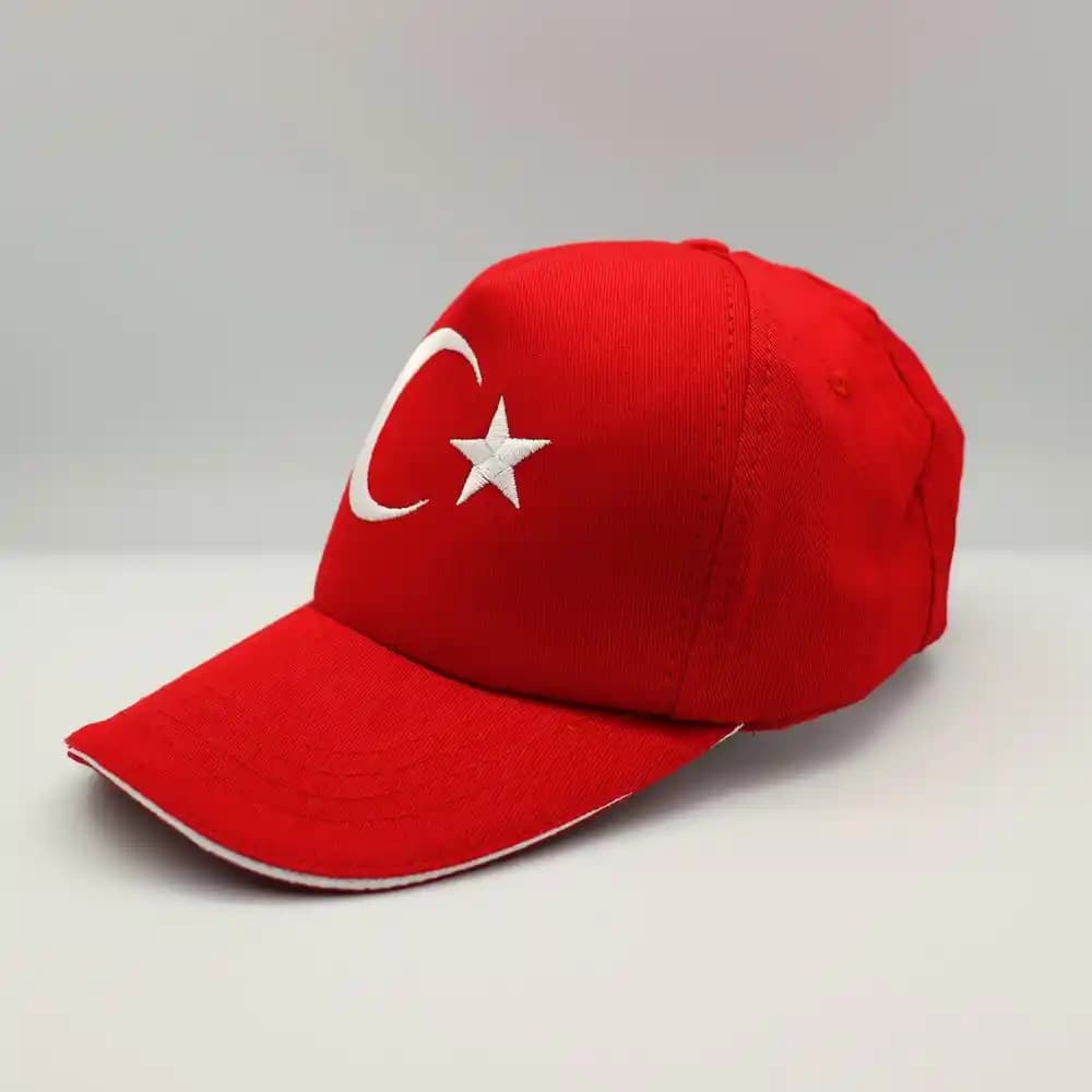 Türk Bayraklı Şapkalar: Millî Gururun Modern Yansıması ve Moda Trendleri