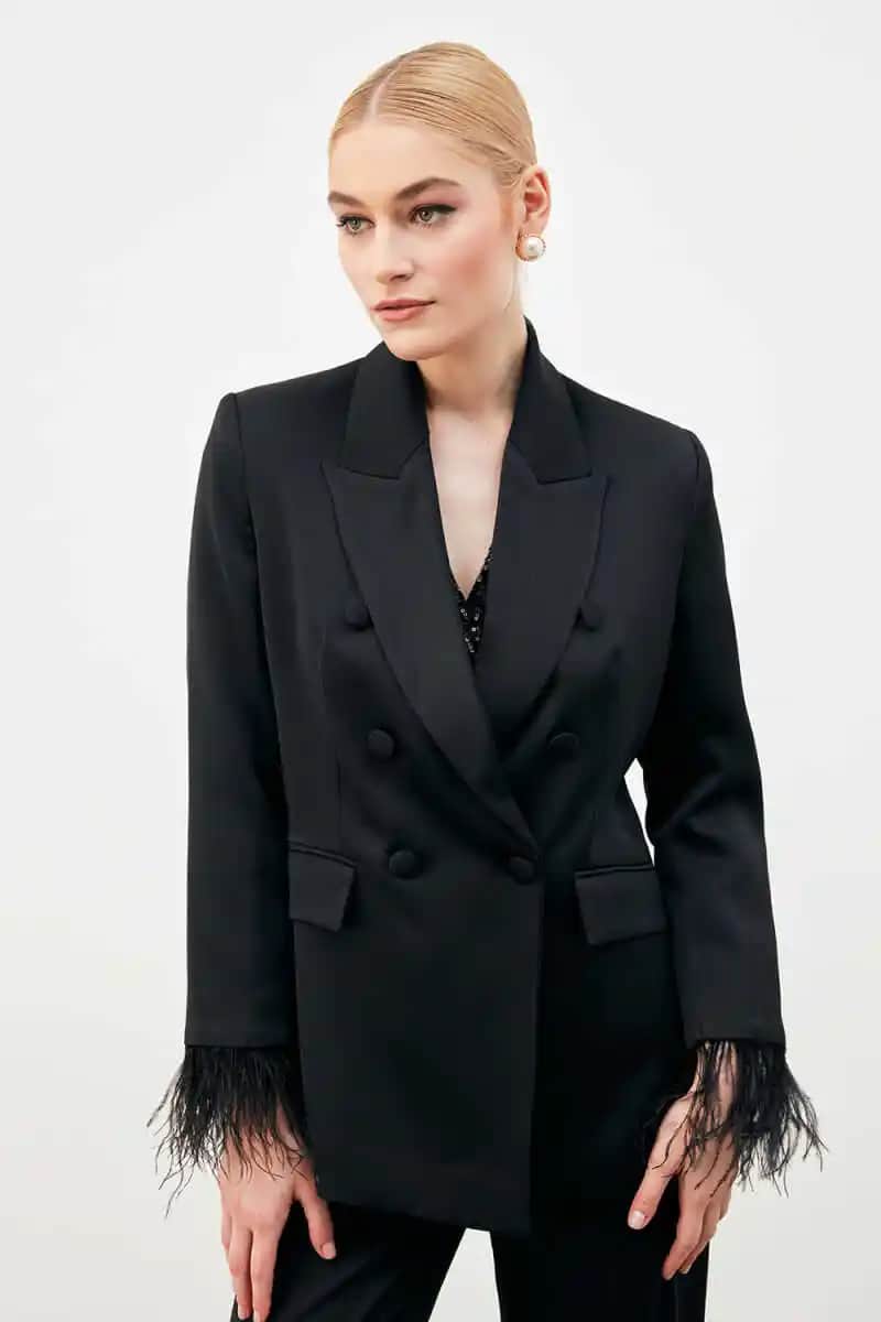 Tüylü blazerler: Kış aylarında şıklık ve konforu bir arada sunan modern trendler