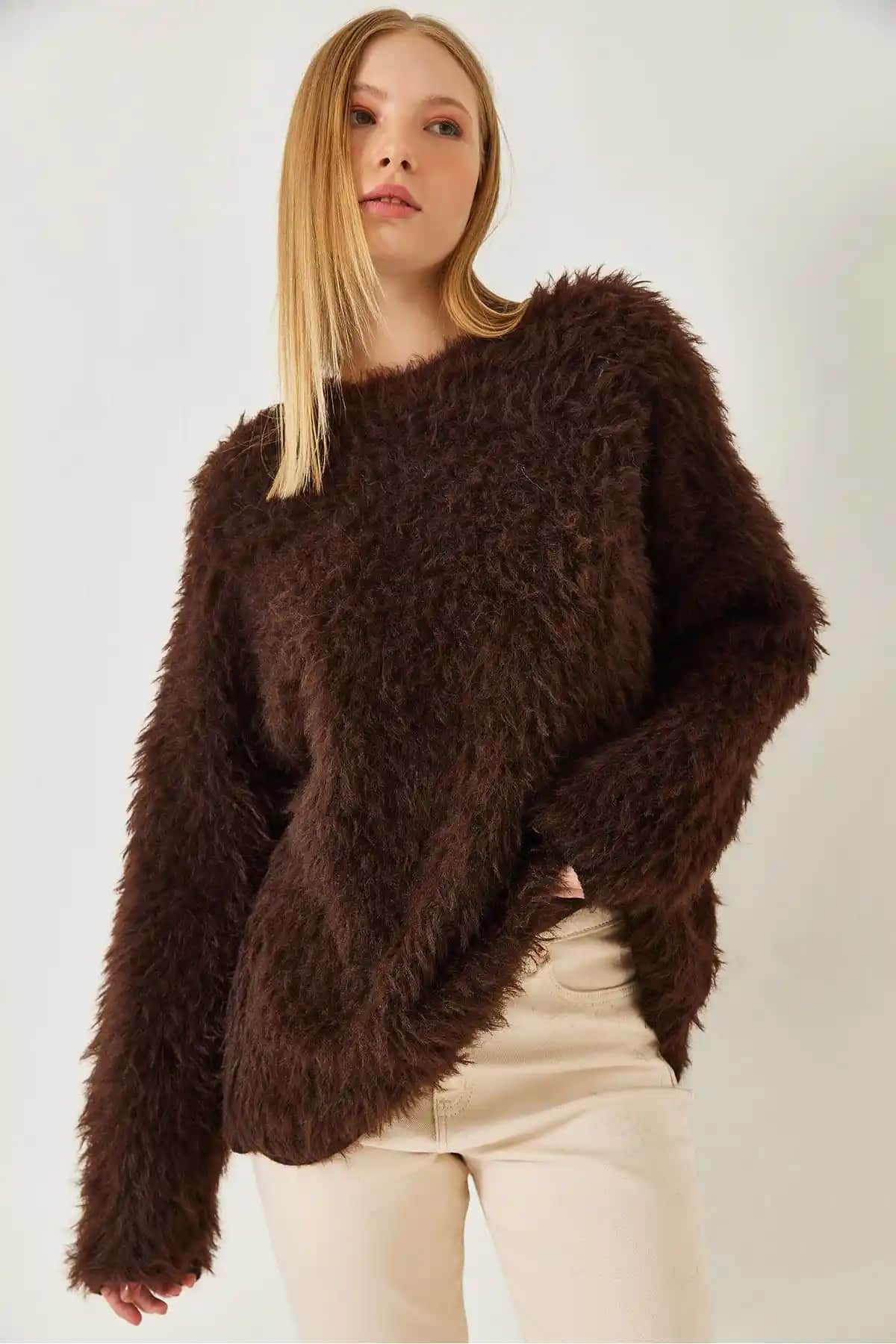 Tüylü Kazak Modelleri ve Kış Stiliniz İçin Kombin Önerileri