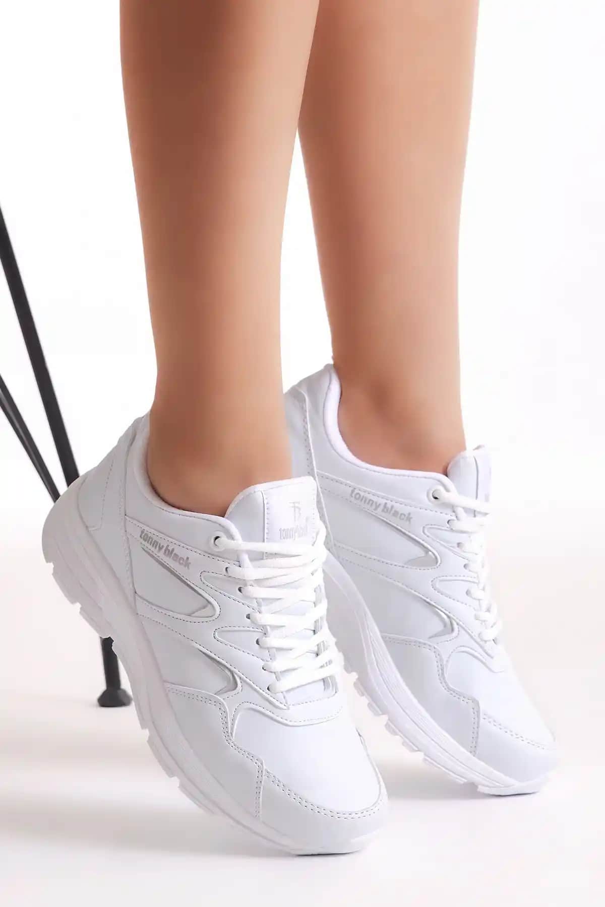 Unisex Beyaz Spor Ayakkabılar: Tarz ve Konforun Mükemmel Buluşması