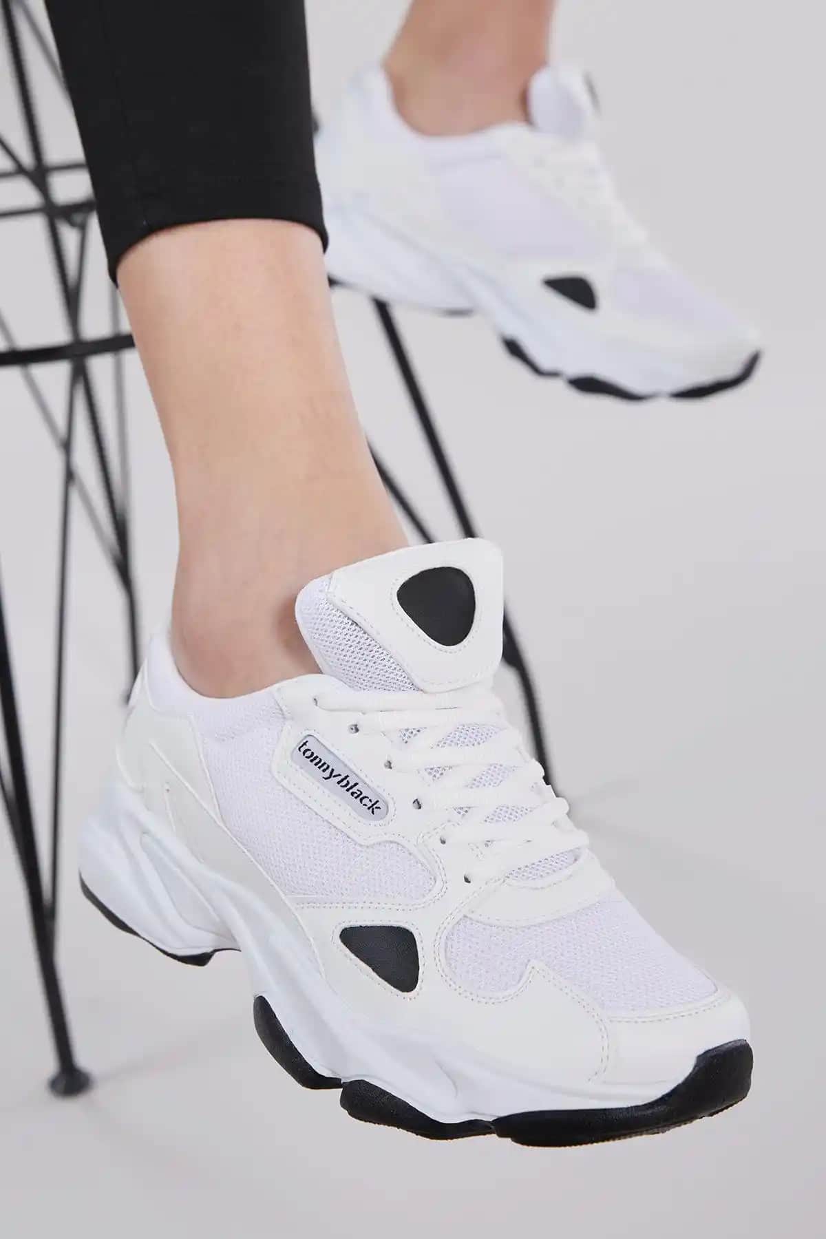 Unisex Spor Ayakkabılar: Konfor ve Şıklığın Günlük Hayattaki Yeri ve Trendleri