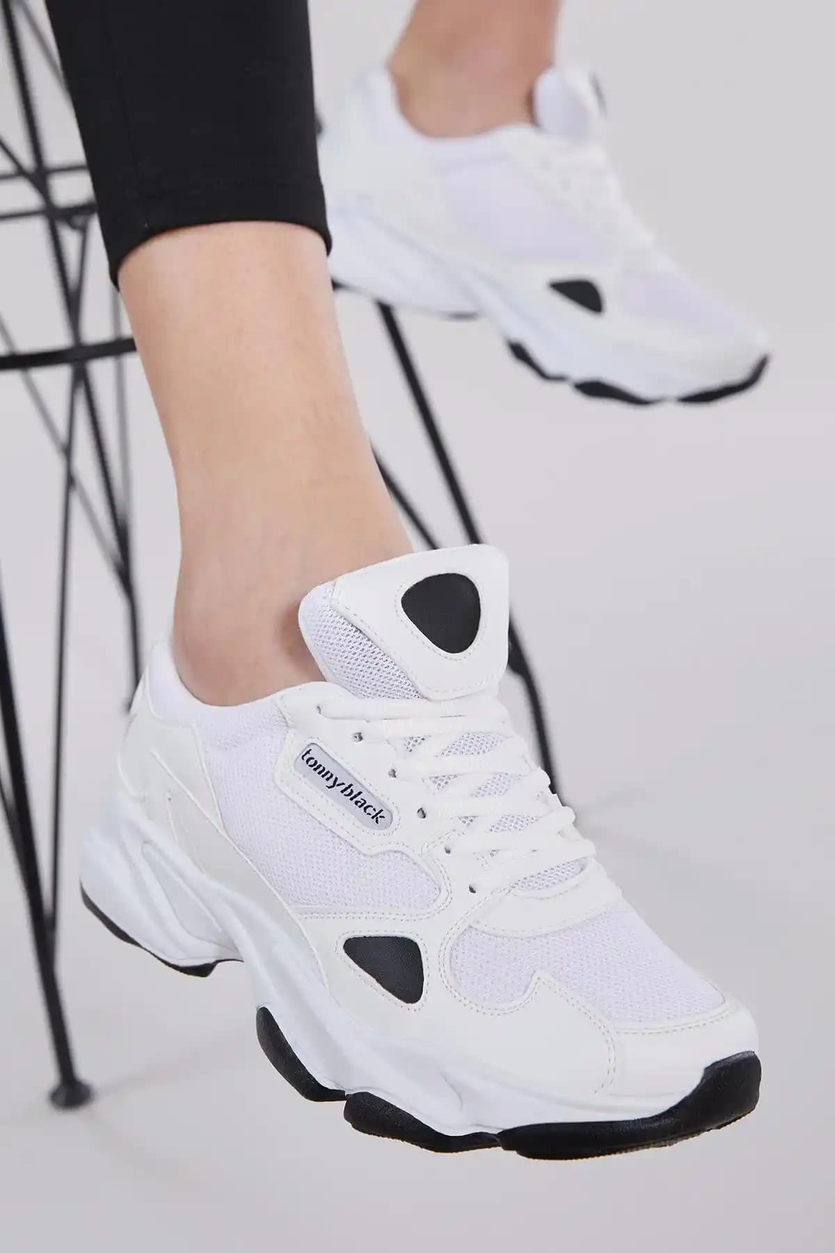 Unisex Spor Ayakkabılar: Konfor ve Şıklığın Günlük Hayattaki Yeri ve Trendleri