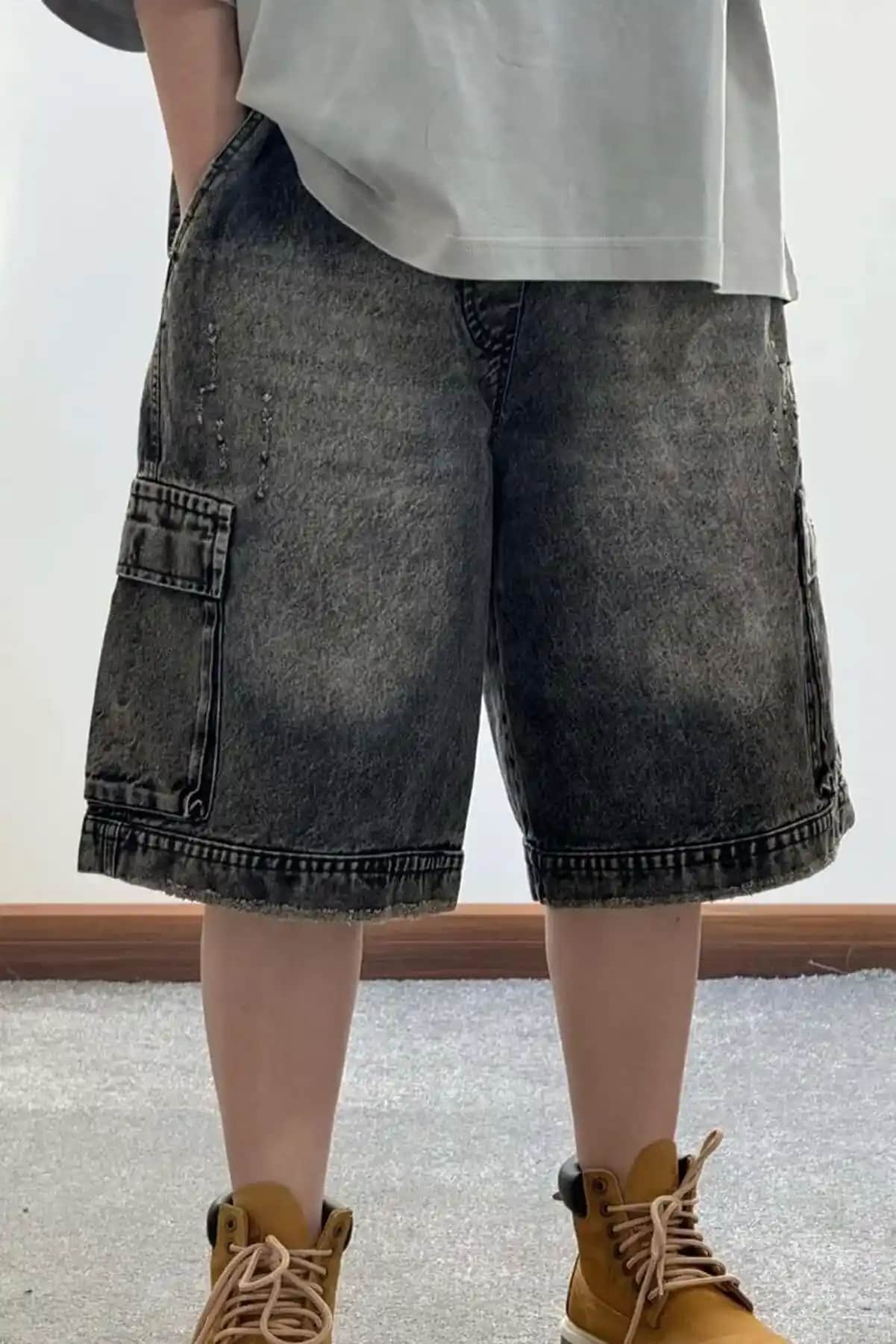 Yaz Ayları İçin Uygun Bol Kot Şort Modelleri ve Kombin İpuçları