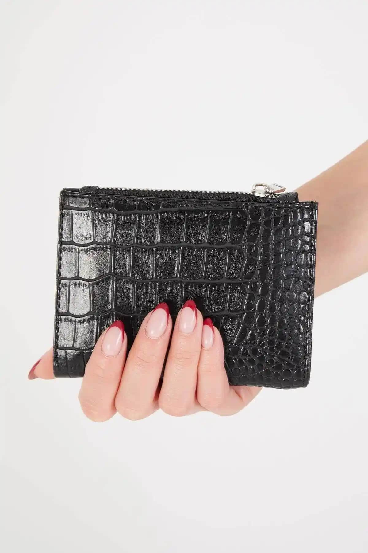 Addax Timsah Derisi Görünümlü ve Defacto Baskılı Suni Deri Kadın Cüzdanlarının Karşılaştırması