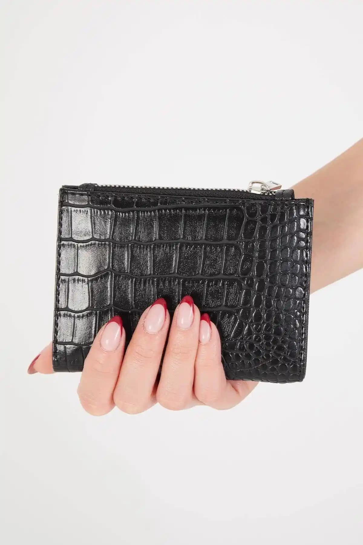 Addax Timsah Derisi Görünümlü ve Defacto Baskılı Suni Deri Kadın Cüzdanlarının Karşılaştırması