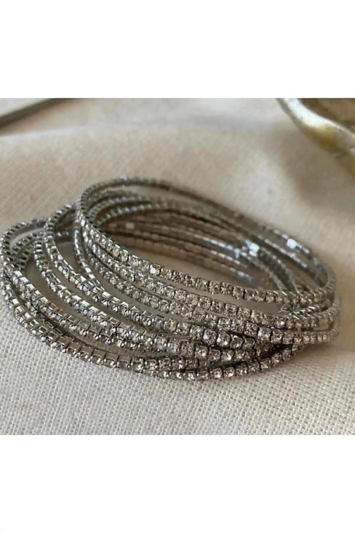 Aksesuar Zirkon Taşlı Silver Renkli Bileklik ve H&E DESIGN Kadın Su Yolu Bileklik Karşılaştırması