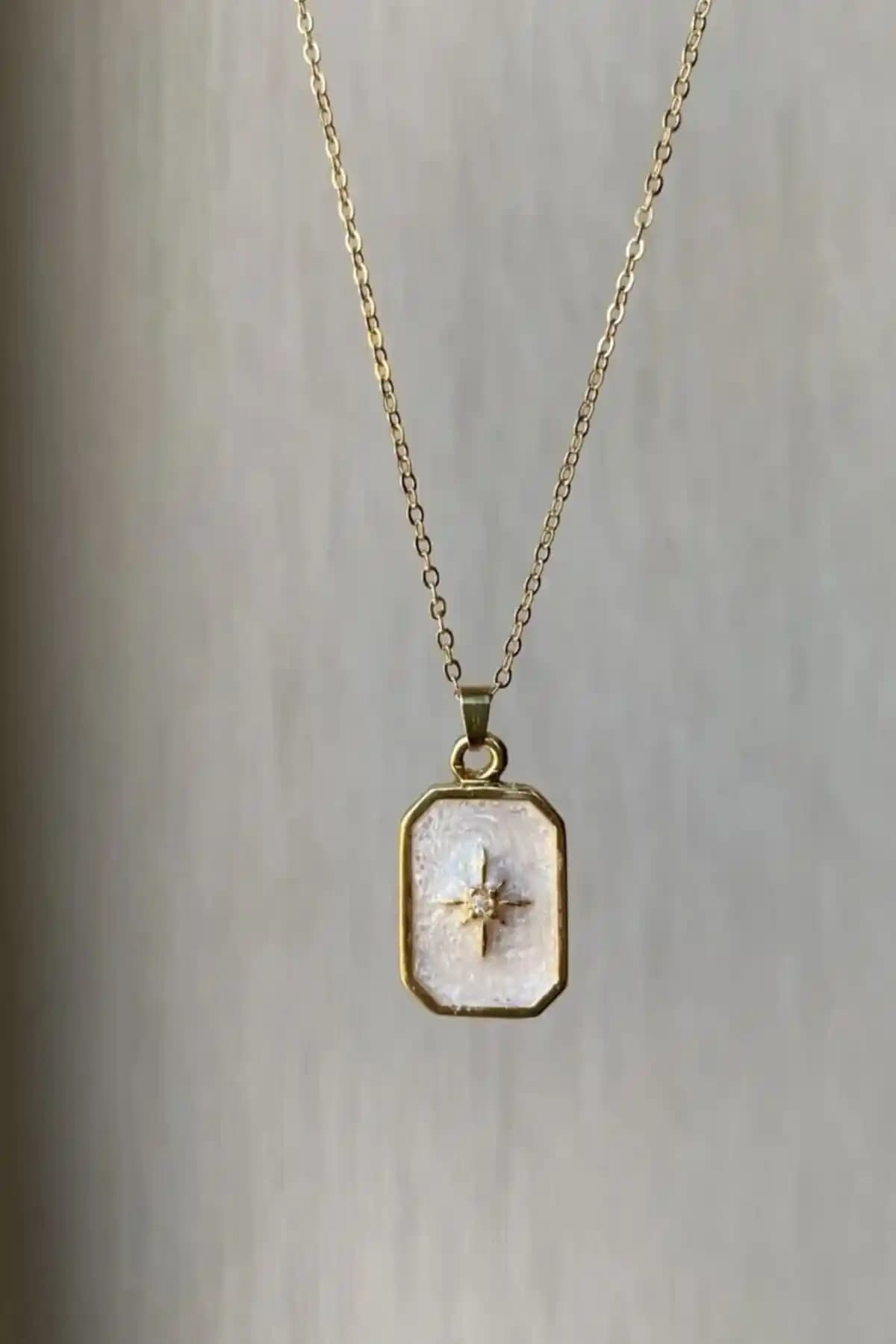 Alexis Carrel Kolye Karşılaştırması: Mineli Dikdörtgen ve Kovboy Çizme Modelleri