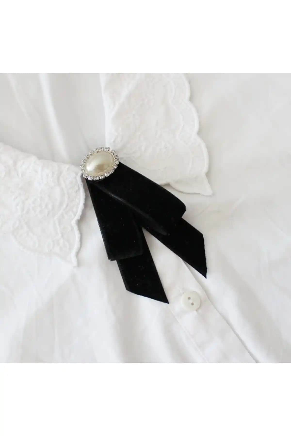 Audra Handmade İnci Taşlı Kadife Broş ve Pegu Lux Siyah Kurdele Kadife Yaka Çiçeği Karşılaştırması