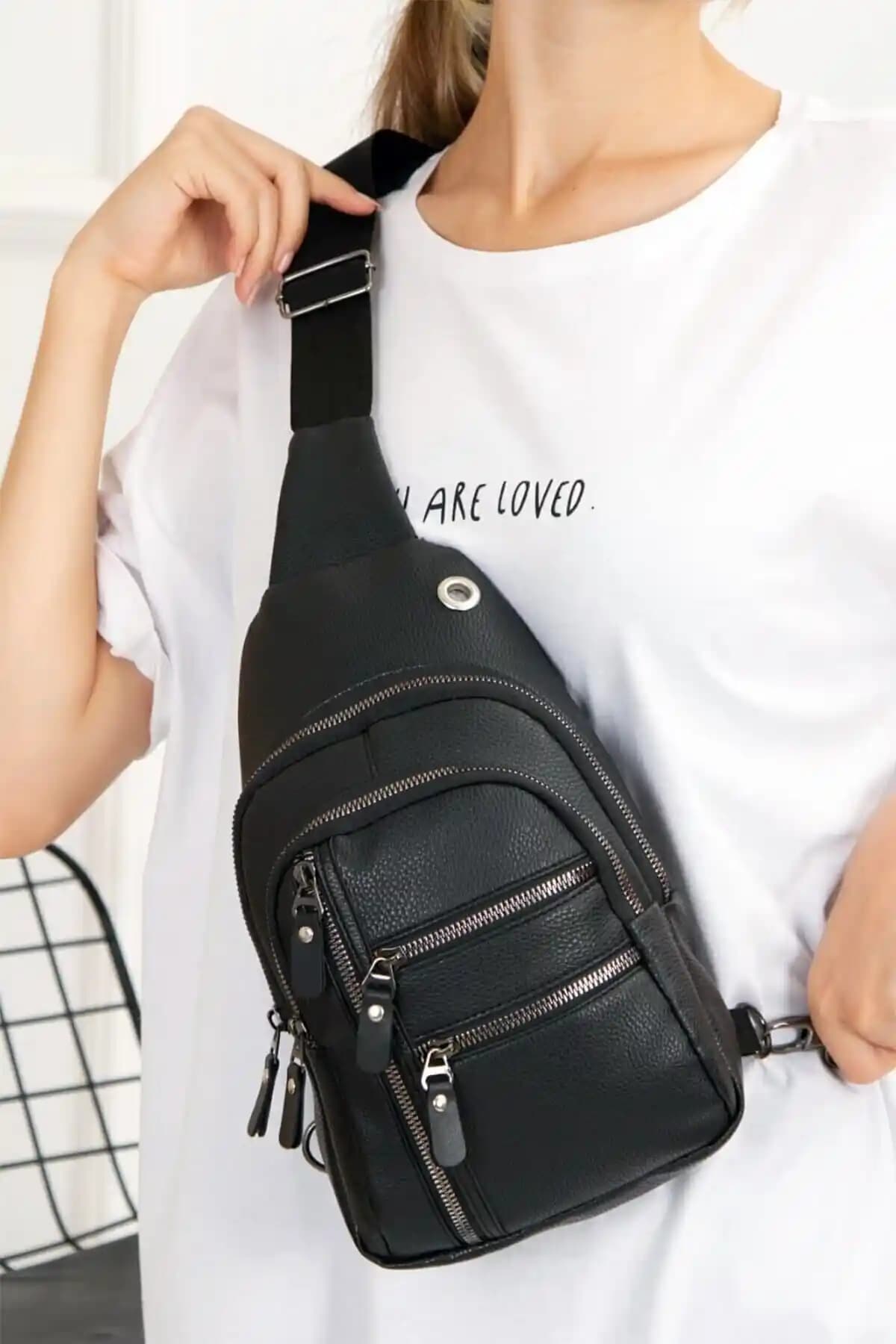 Av A Dos Deri Çapraz Askılı Çanta ve Tonny Black Çok Fonksiyonlu Çanta Karşılaştırması