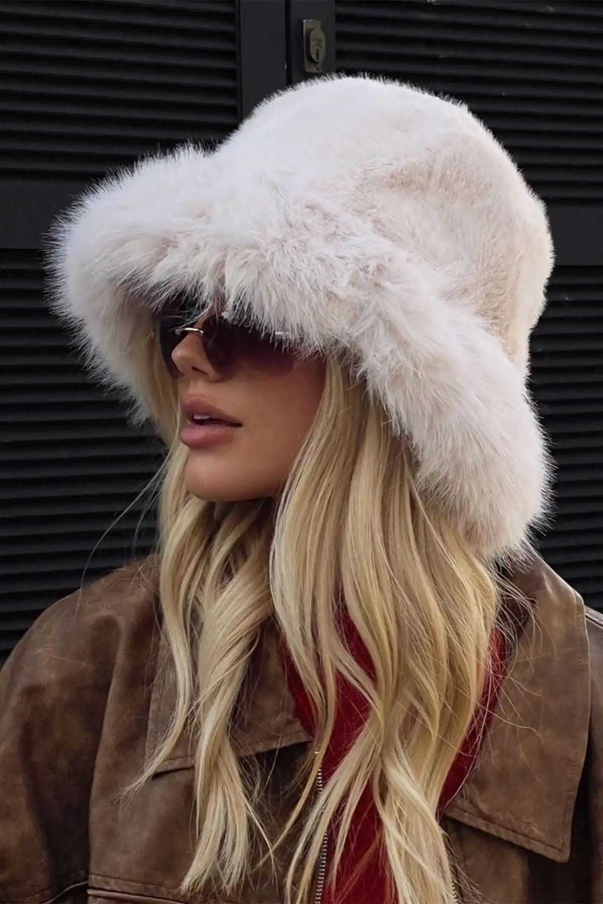 BAHELS Bej Viral Rus Kalpak ve Goldmine Peluş Bucket Şapka Karşılaştırması 1