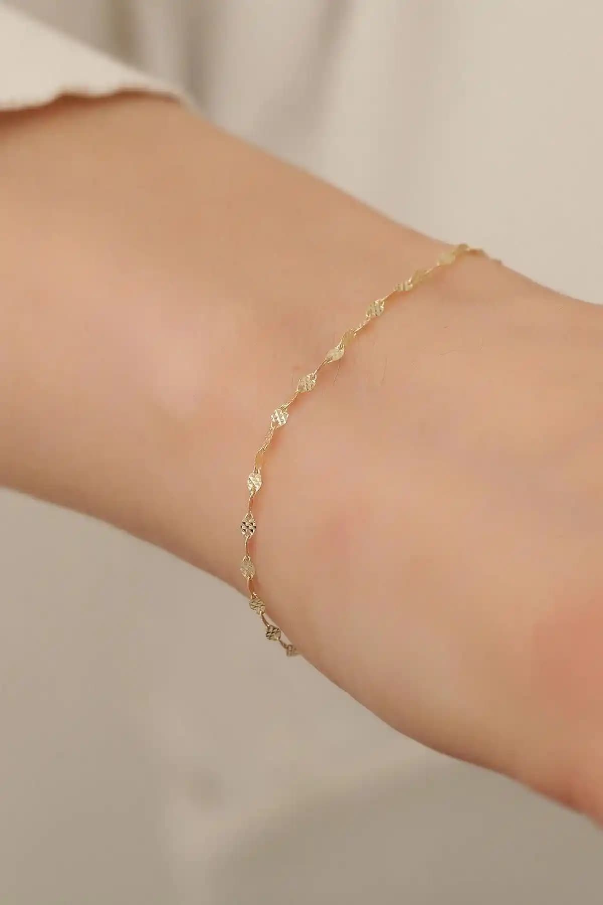 Bayar Gold Altın Bileklik Karşılaştırması: Zarif ve Şık Modellerin Analizi