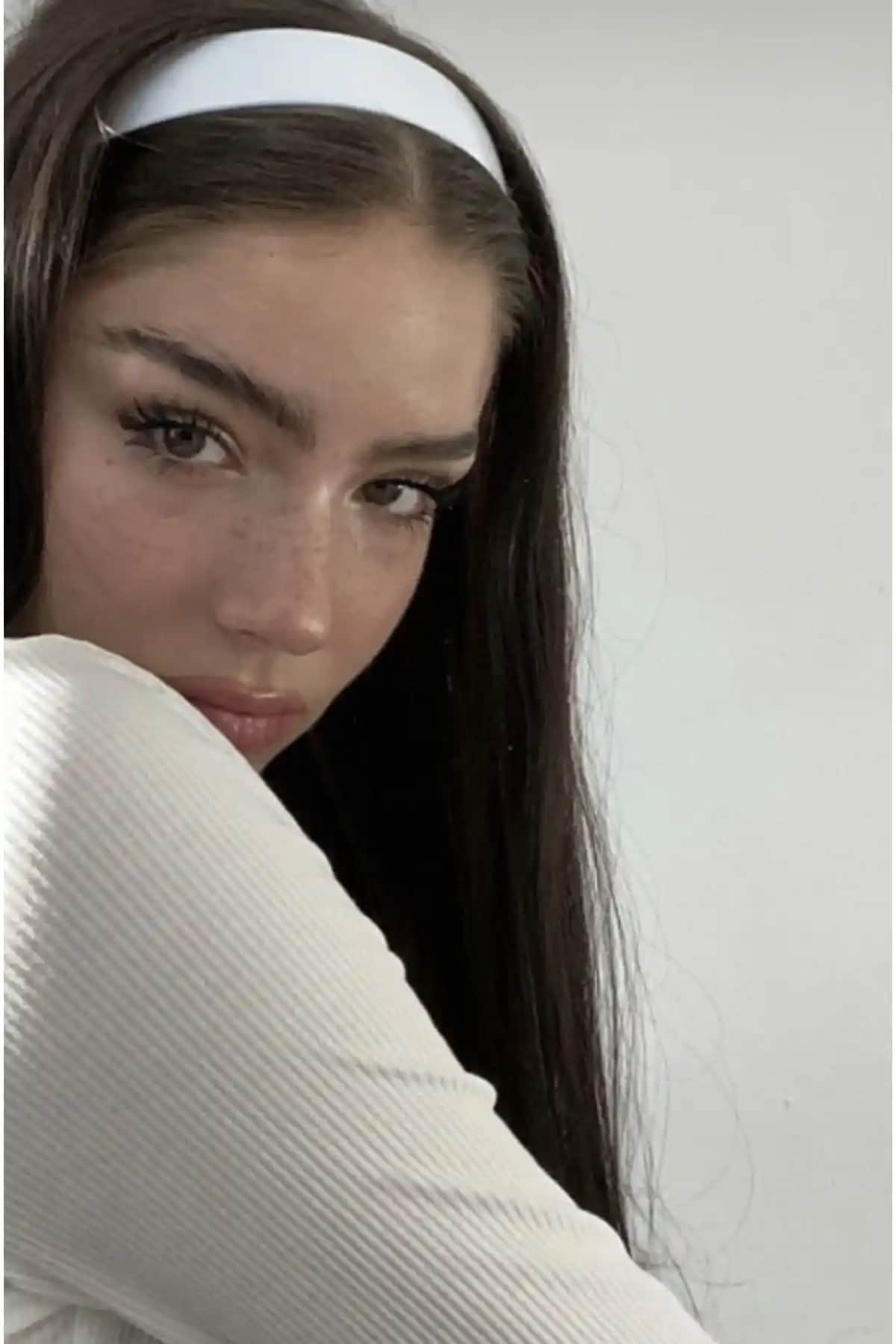 Be Best Kadın Aksesuarları Karşılaştırması: Beyaz Saten Taç ve Siyah Saç Bandı