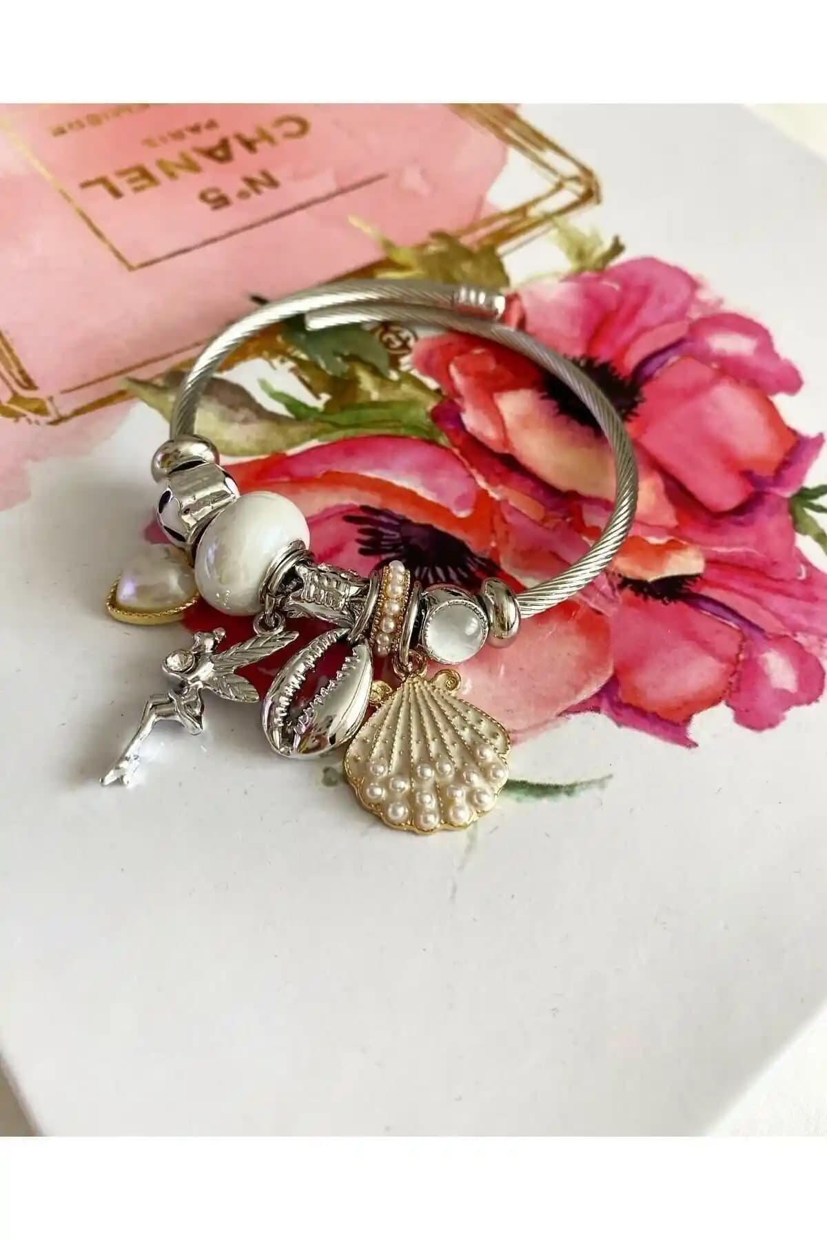 Bee Çelik ve Demokan Kadın Altın Kilit Anahtar Bilekliklerinin Karşılaştırması