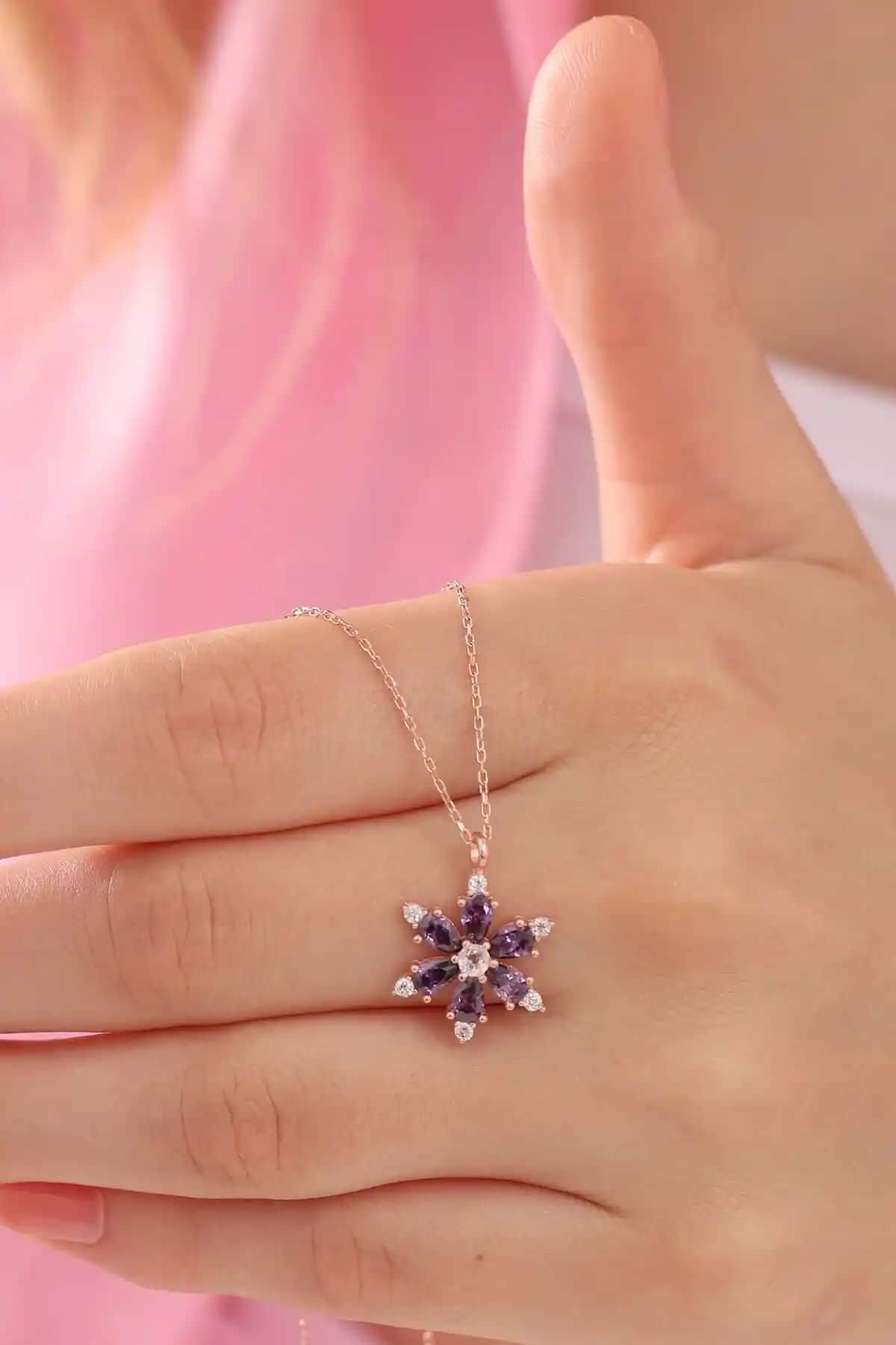 Bilsen Store'un Güçlü Zincirli Kolye Karşılaştırması: Ametist ve Zümrüt Seçenekleri