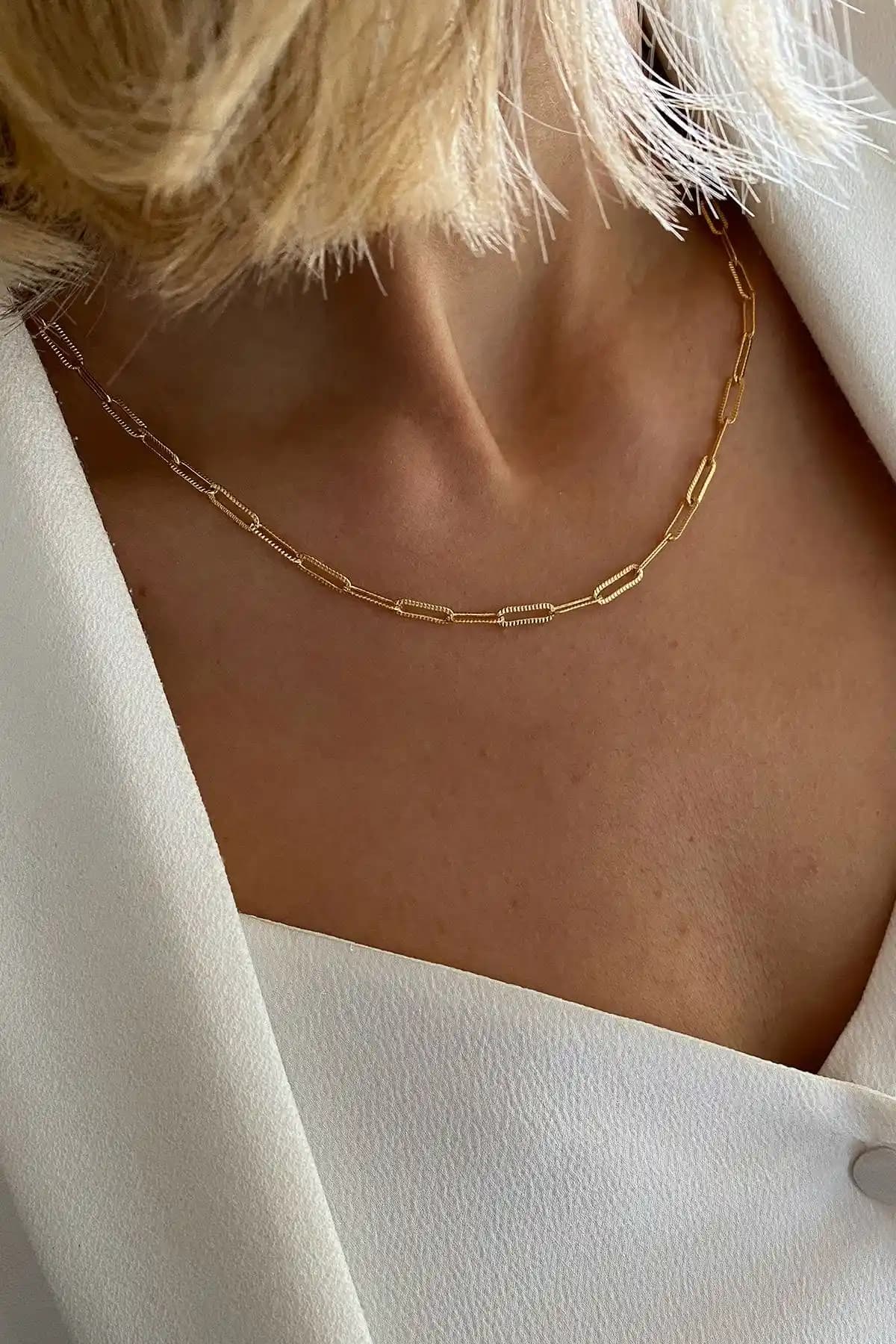 Bonnjerra ve Jenny Daphne Kadın Kolyesi Karşılaştırması: Tasarım, Malzeme ve Kullanım Özellikleri