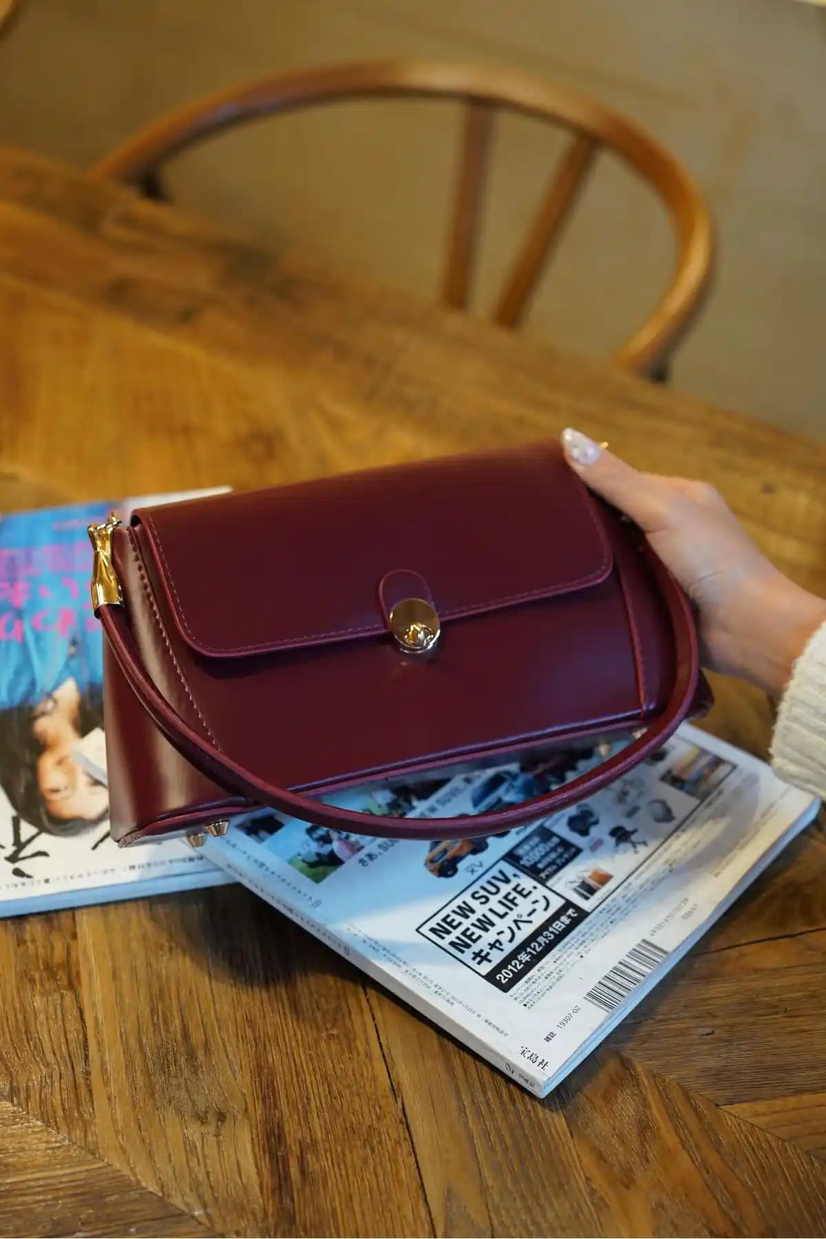 Boutiquehaki Caryle ve İAMBTŞY Meri Model Çanta Karşılaştırması