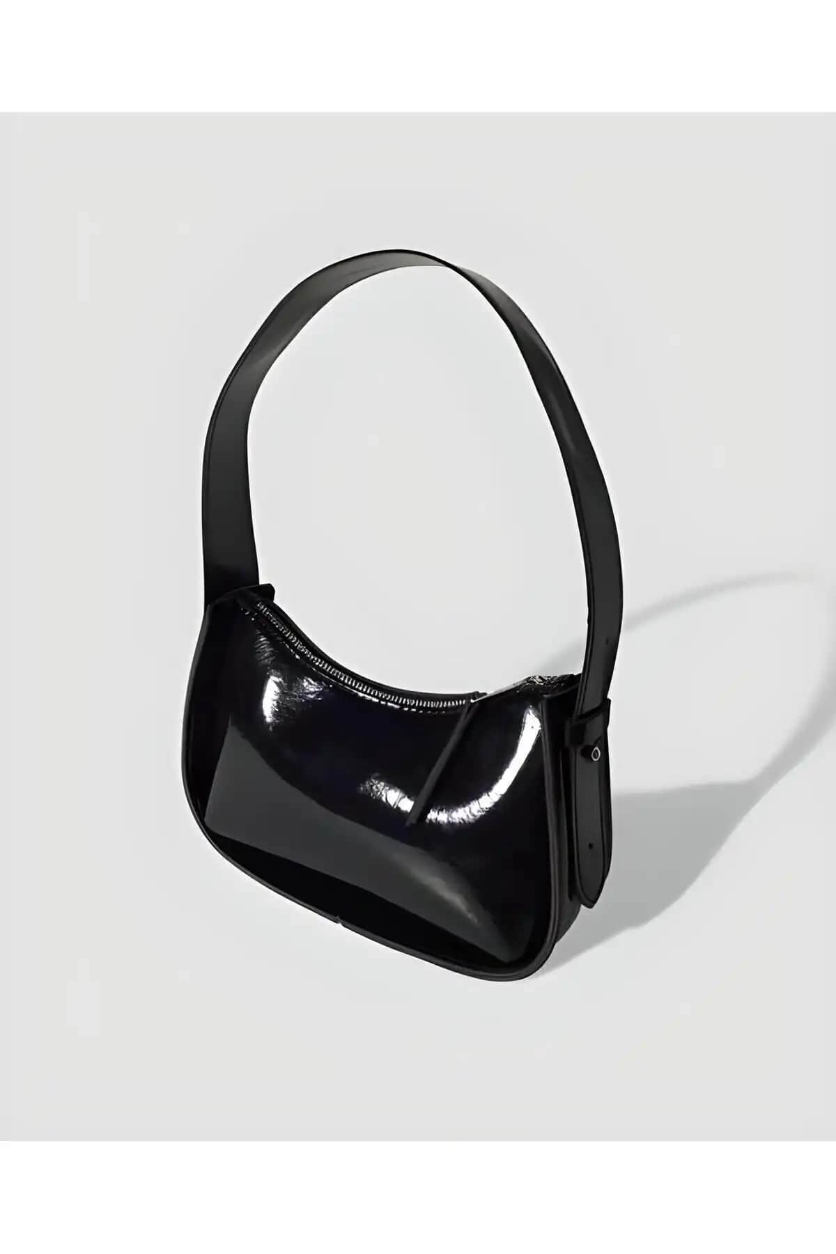 Çanta Karşılaştırması: Siyah Rugan ve Beyaz Kroko Desenli Modellerin Özellikleri