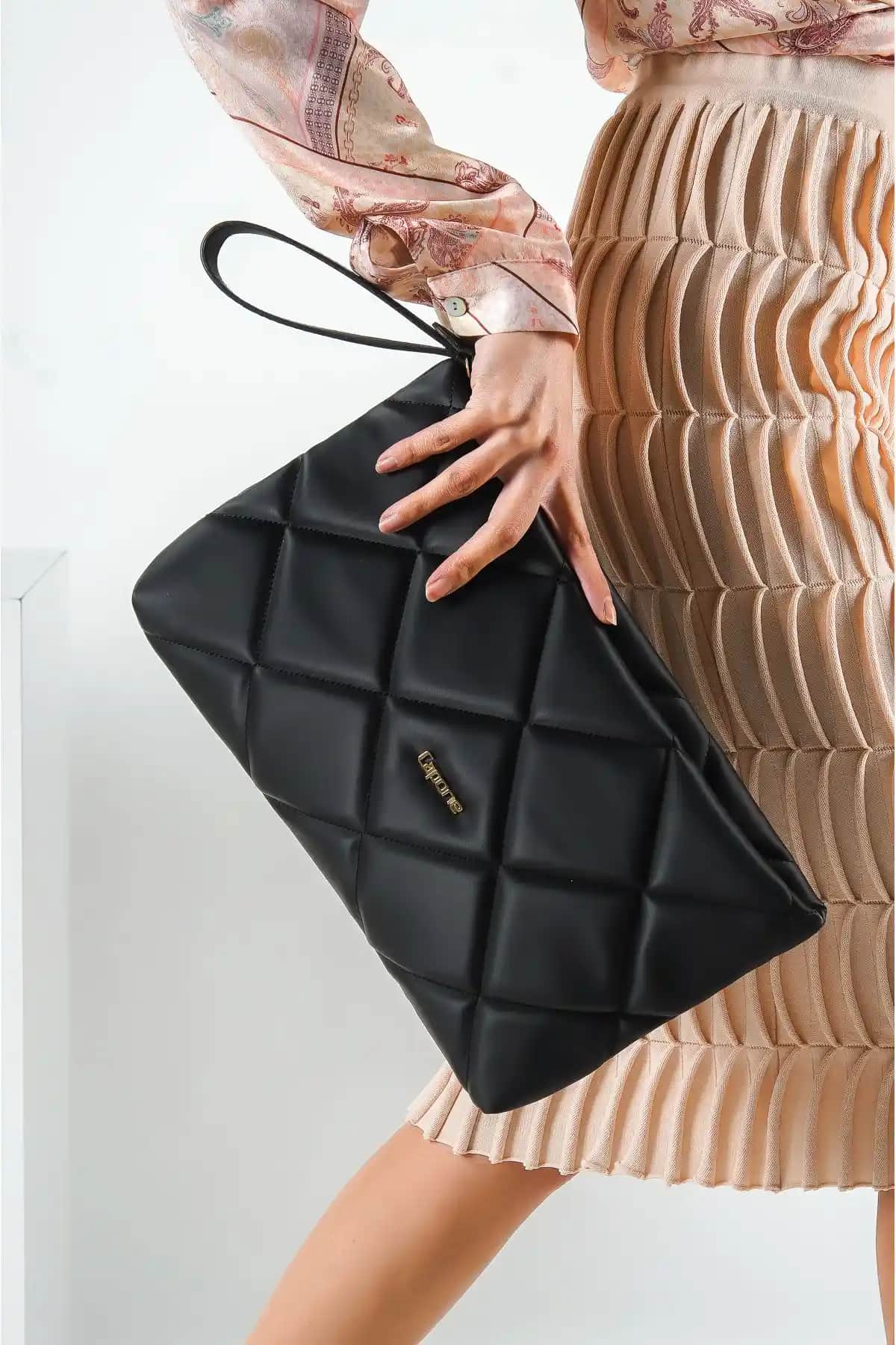 Capone Outfitters Kadın Çantaları Karşılaştırması: Eiffel ve Paris Modellerinin Özellikleri