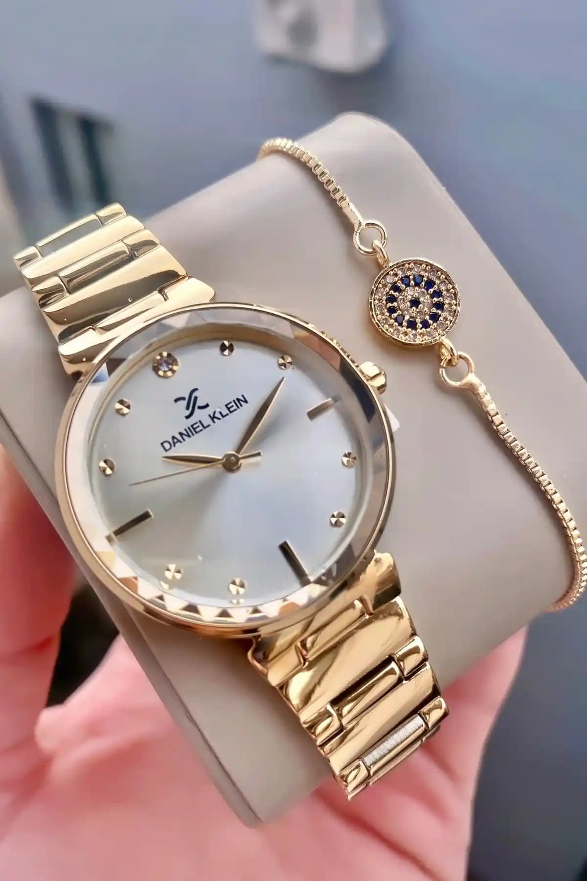 Daniel Klein Kadın Saatleri Karşılaştırması: Stil ve İşlevsellik Analizi