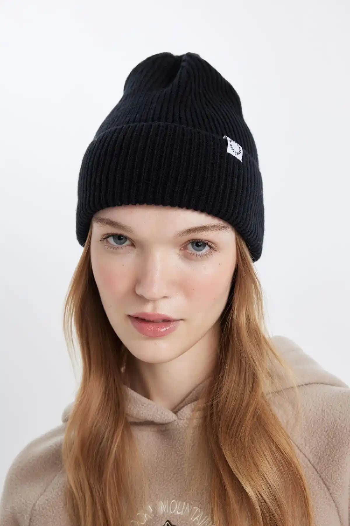 Defacto Kadın Bere Modelleri Karşılaştırması: Dokuma ve Düz Kışlık Bere Seçenekleri