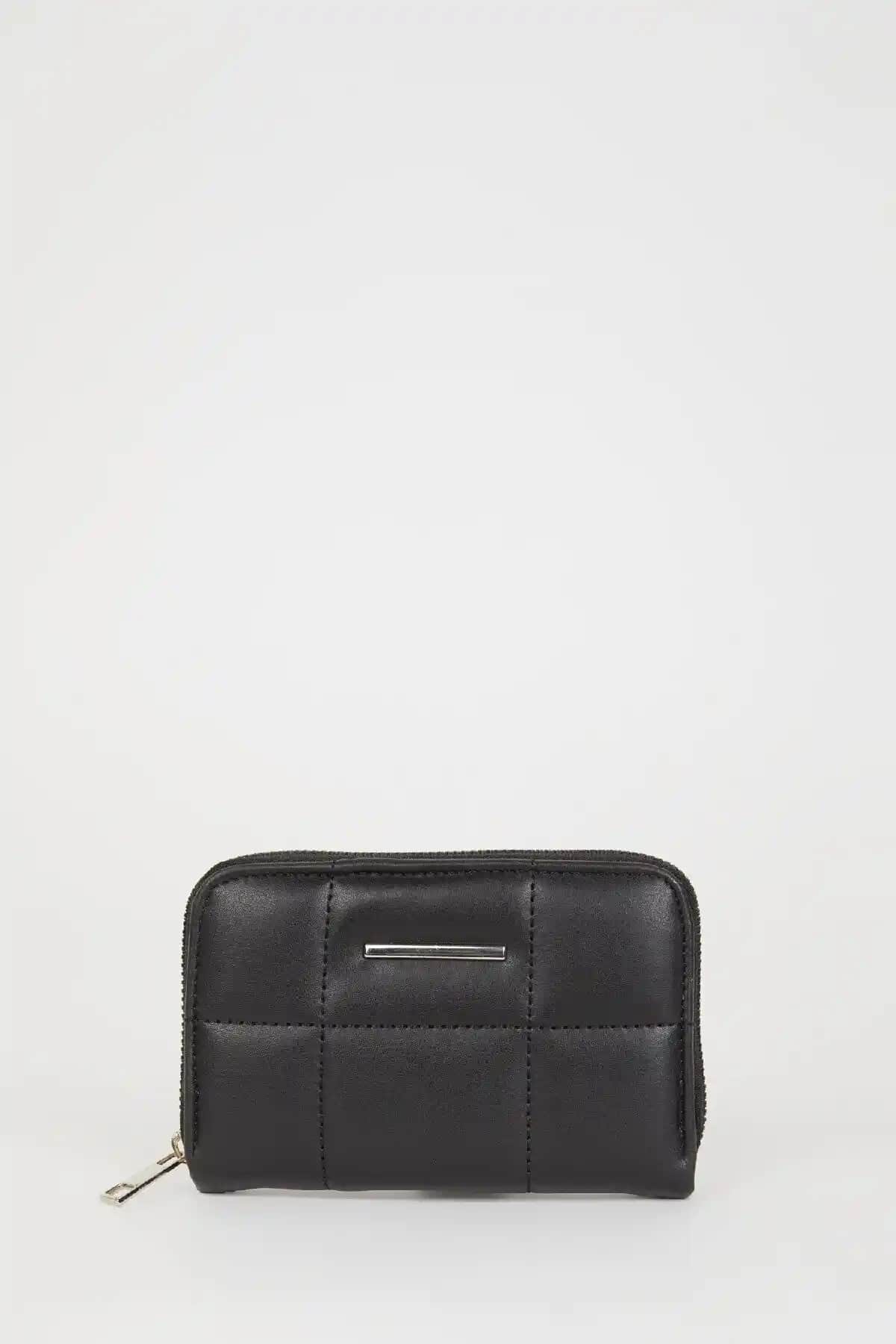 Defacto Kadın Suni Deri Cüzdan ve Stradivarius Boncuklu Kartlık Karşılaştırması