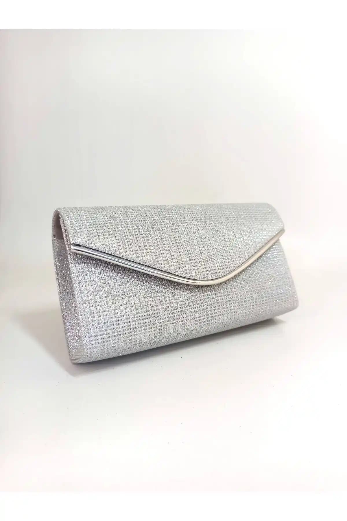 Dizaynbag ve Moda Değirmeni Gümüş Abiye Çantaları Karşılaştırması