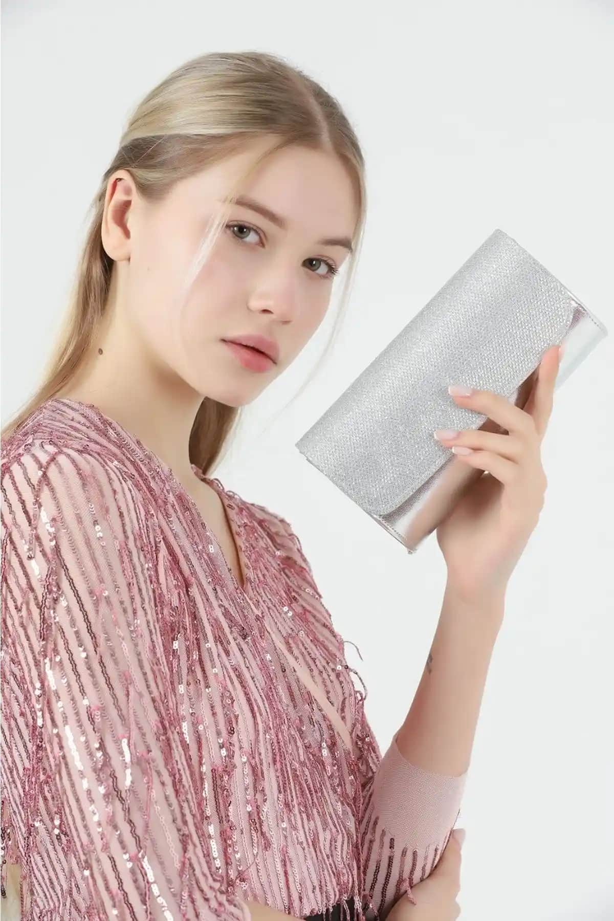 Efnan Store Gümüş Abiye Portföy ve Moom Bag Simli Mini Kutu Omuz Çantası Karşılaştırması