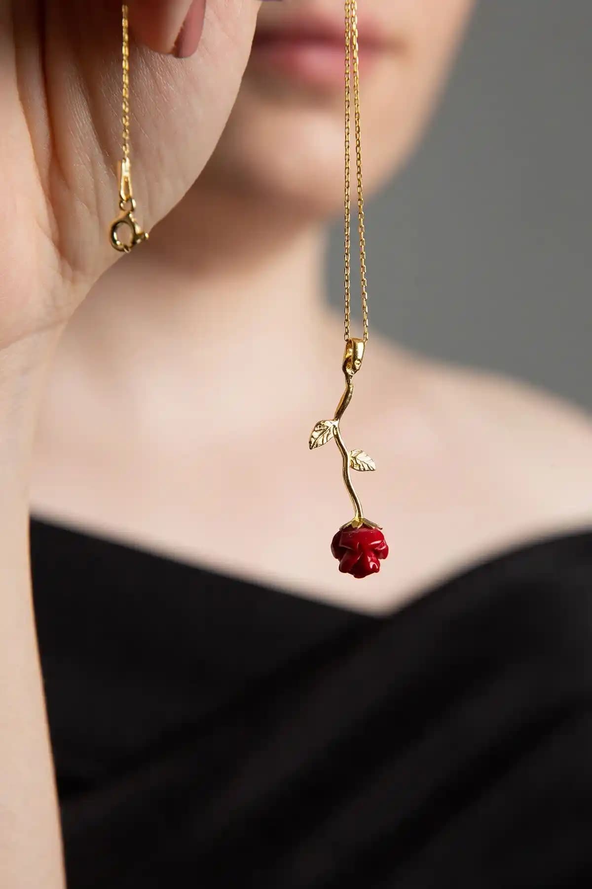 Elika Silver Kolye Karşılaştırması: Gülüm ve Ay Yıldız Modelleri Hakkında Detaylı Bilgi