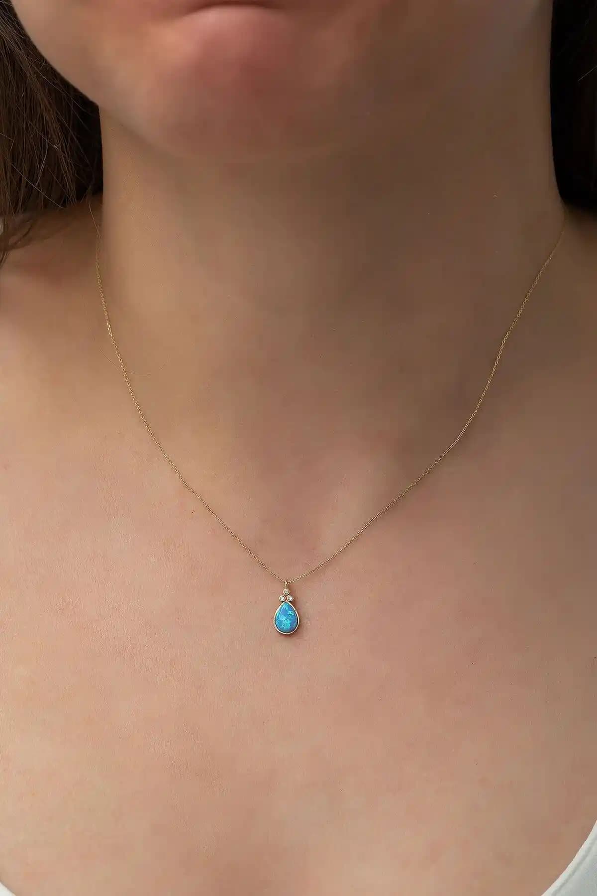 Elika Silver ve NEREZE Kadın Kolyesi Karşılaştırması: Farklı Tasarımlar ve Malzemeler