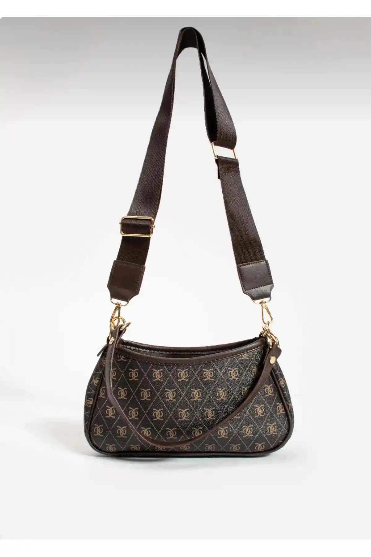 ESTUTE Kadın Desenli ve NBİBAGS Minimal Çanta Karşılaştırması: Tasarım ve Özellikler Analizi