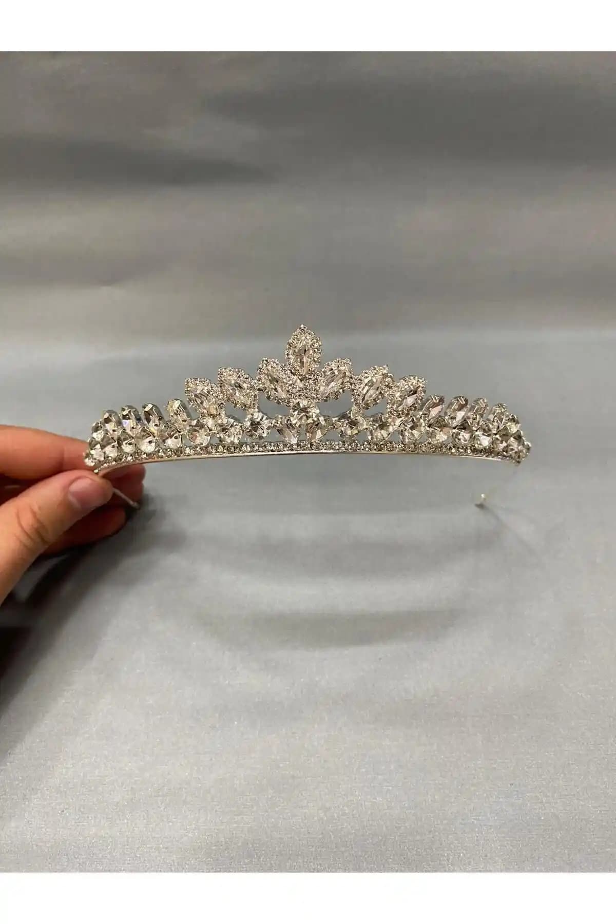 Gelin Tacı Seçerken Dikkat Edilmesi Gerekenler Buse Perla ve Yağız Bijuteri Üzerine Analiz