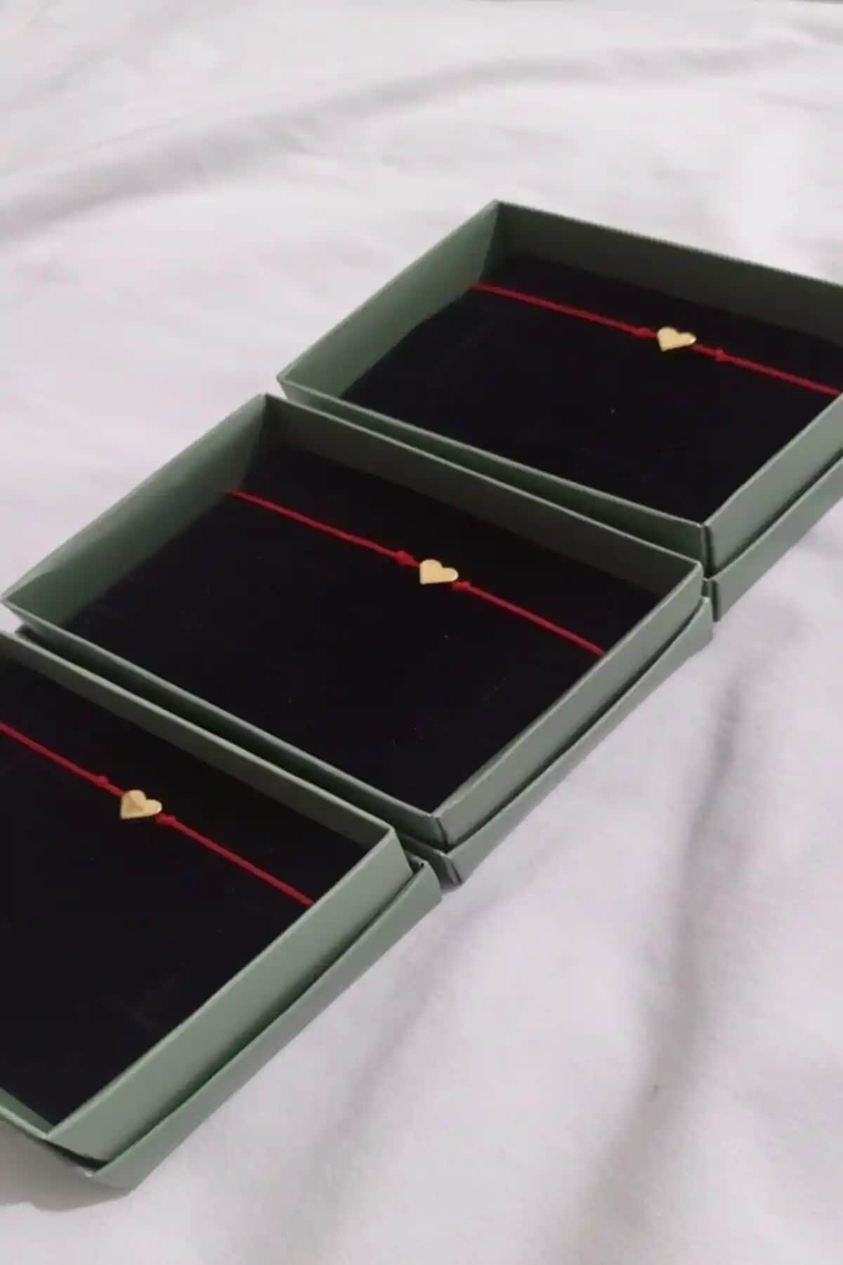 Genel Markalar 3'lü Arkadaşlık Bilekliği ve Jack Ferrero Marteniçka Şans Bilekliği Karşılaştırması