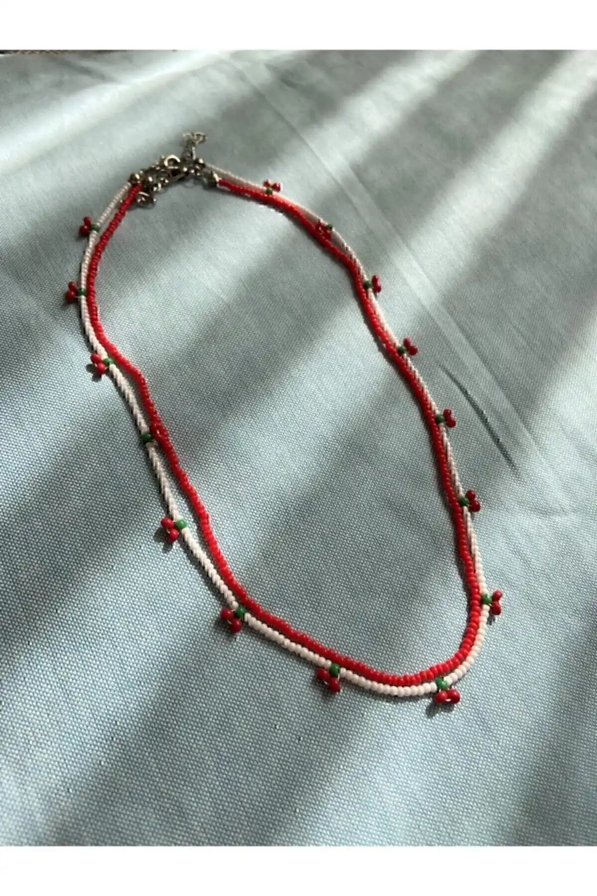 Genel Markalar Boncuk Kolye Karşılaştırması Kırmızı Beyaz ve Lila Renk Modelleri