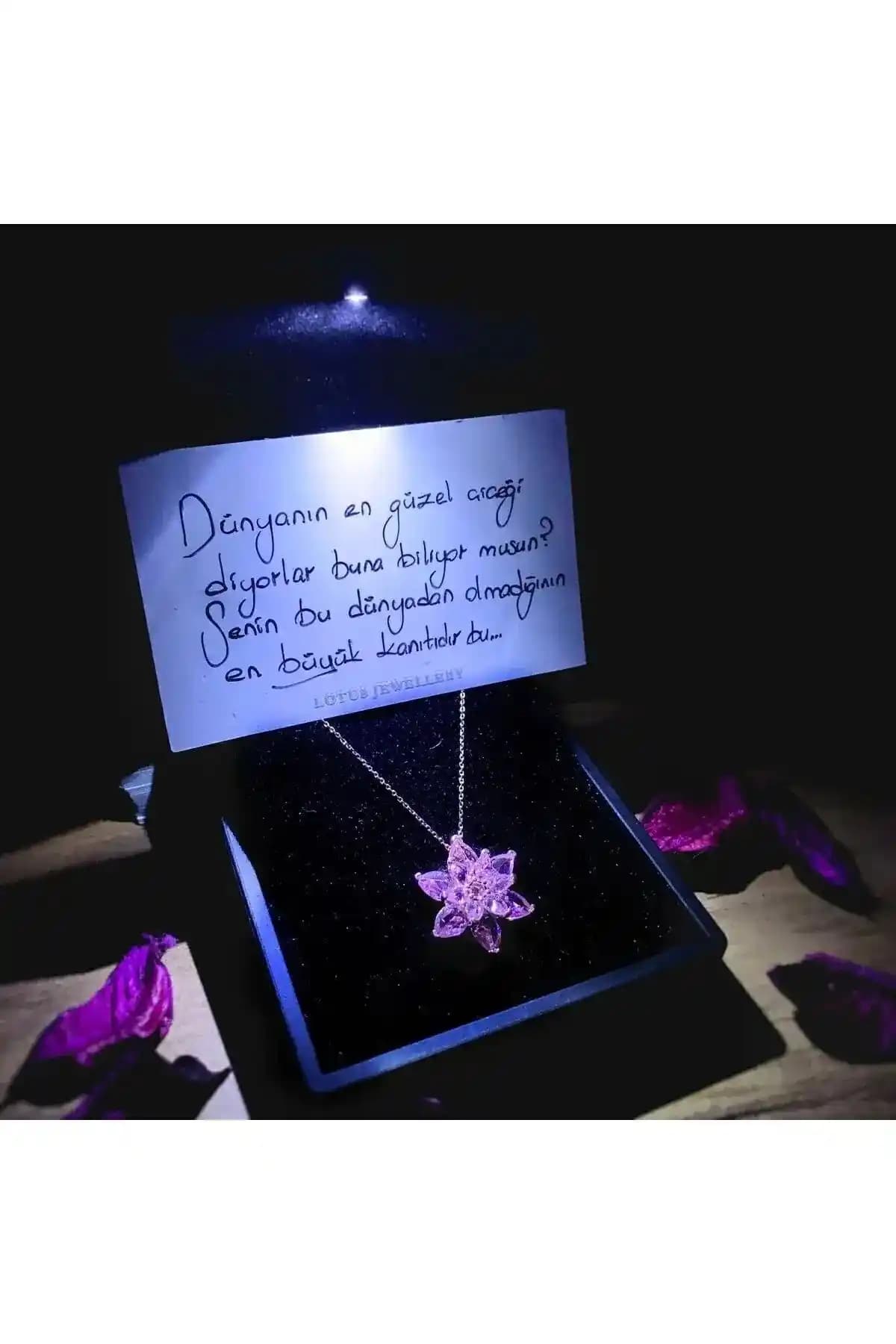 Gümüş Lotus Çiçeği Kolye Karşılaştırması: Tasarım, Kalite ve Kullanıcı Yorumları