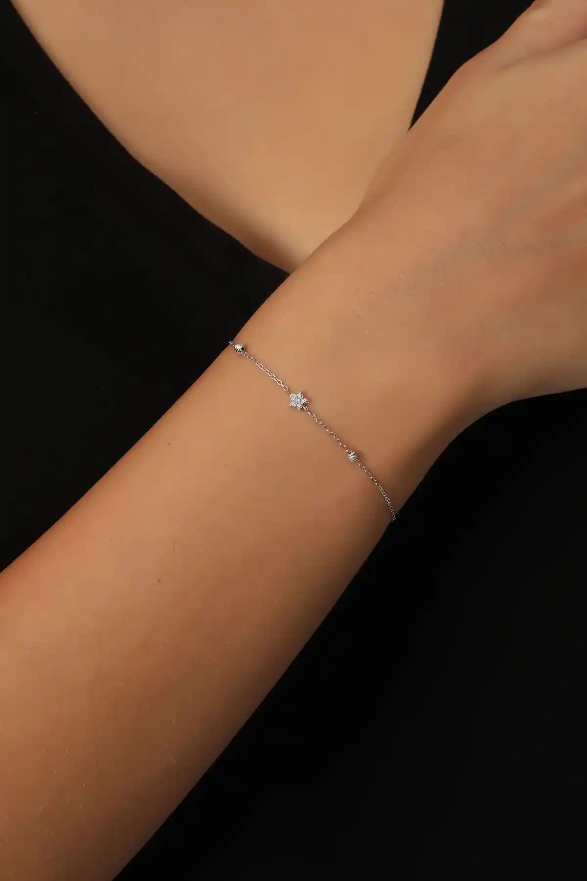 Gümüş Takı Karşılaştırması: Bilsen Store ve Elika Silver Ürünlerinin Özellikleri ve Seçenekleri