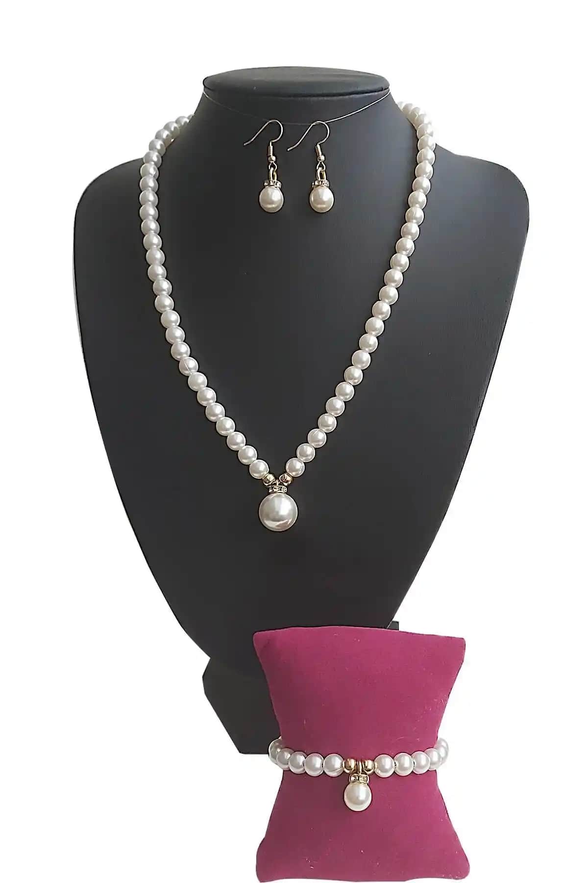 İki Popüler Takı Setinin Karşılaştırması: İnci ve Zirkon Taşlı Seçenekler