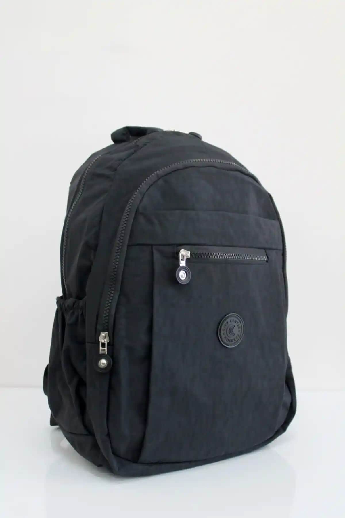 İki Popüler Unisex Sırt Çantası Karşılaştırması: Boyut, Malzeme ve Kullanım Özellikleri