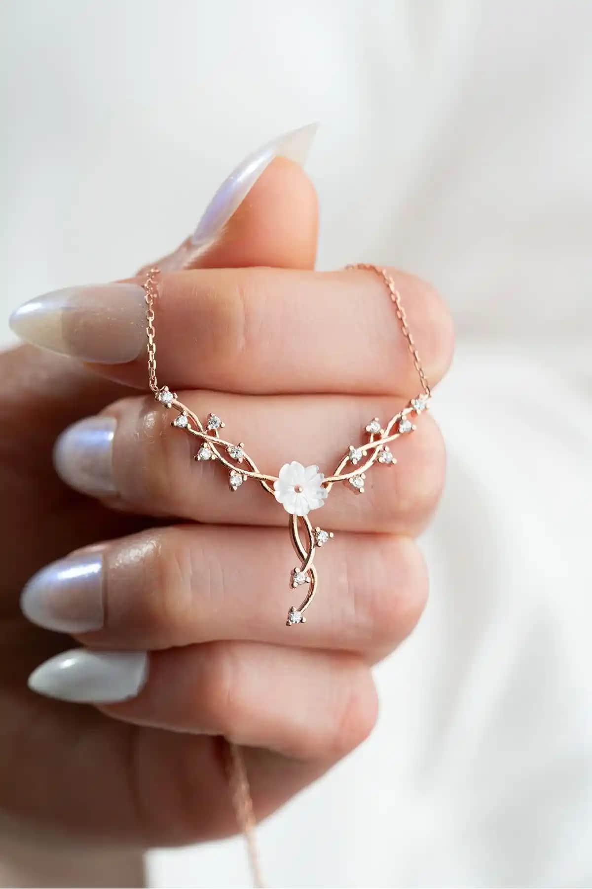 İki Şık Gümüş Kolye Karşılaştırması: ESSARE ve Lucente Tasarımları