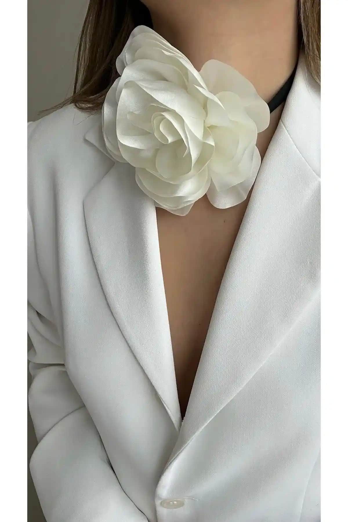İki Şık Kadın Kolye Modeli Karşılaştırması: Kumaş Çiçek Choker ve İnci Yay Gerdanlık