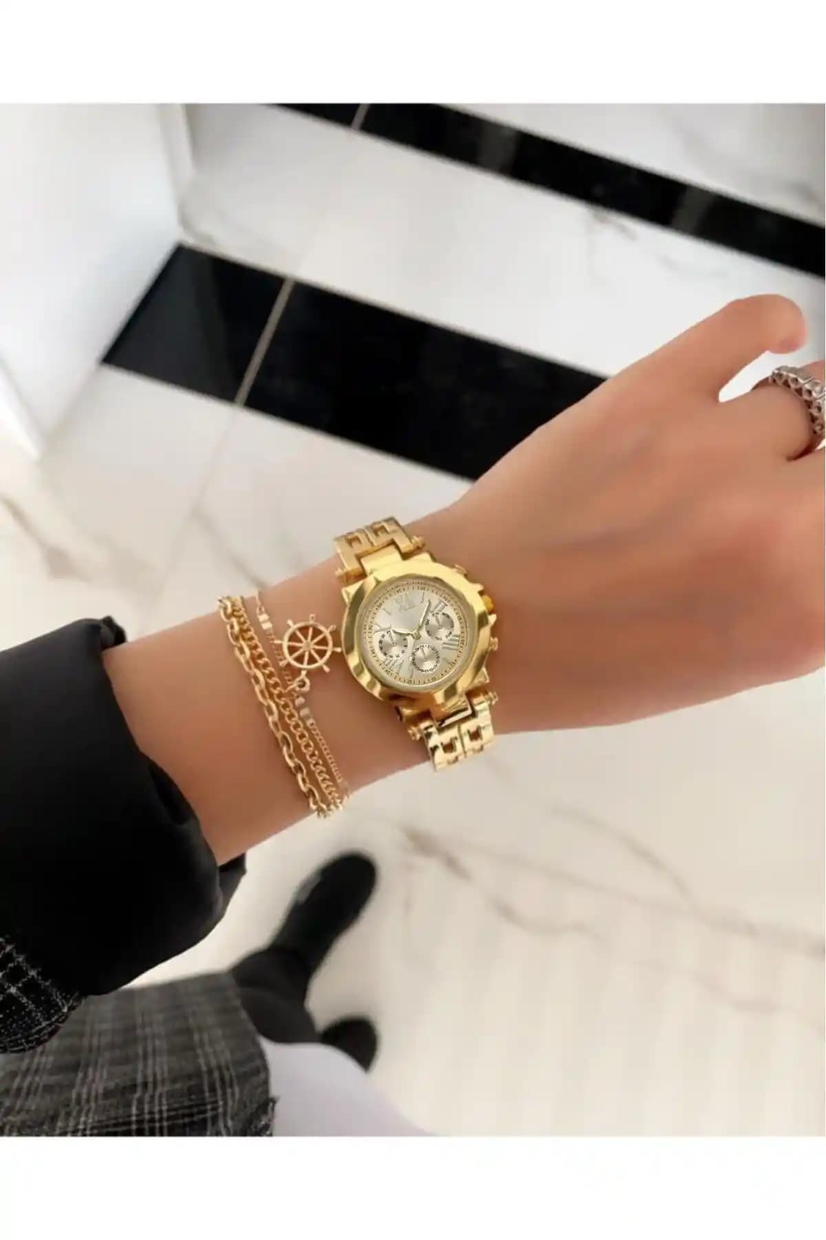 İSTLİV ve Pullmarkt Kadın ve Unisex Kol Saatleri Karşılaştırması