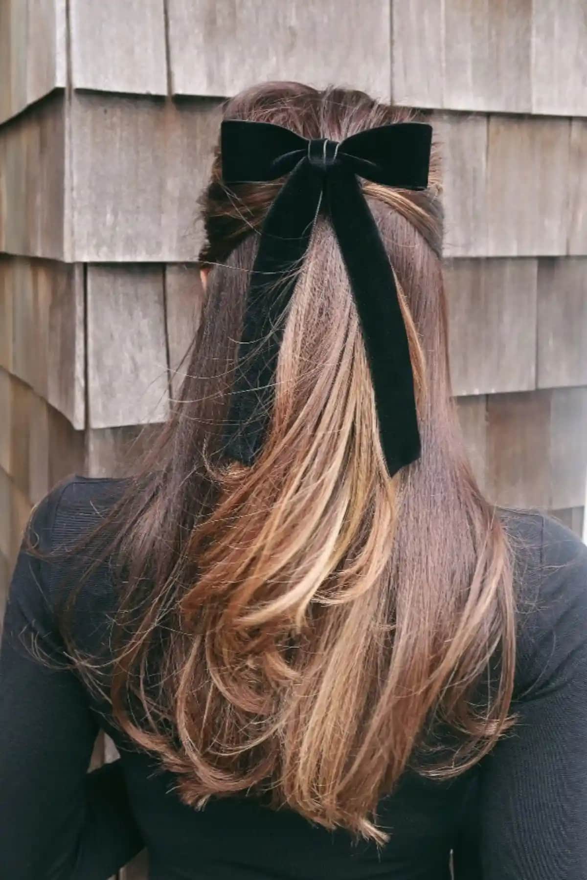 Kadife Fiyonk ve Taç Karşılaştırması: Hangi Saç Aksesuarı Sizin İçin Uygun