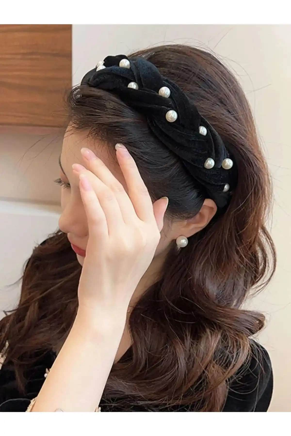 Kadife Taç Modelleri Karşılaştırması: CSR AKSESUAR Incili ve Beyaz Kadife Taç Analizi