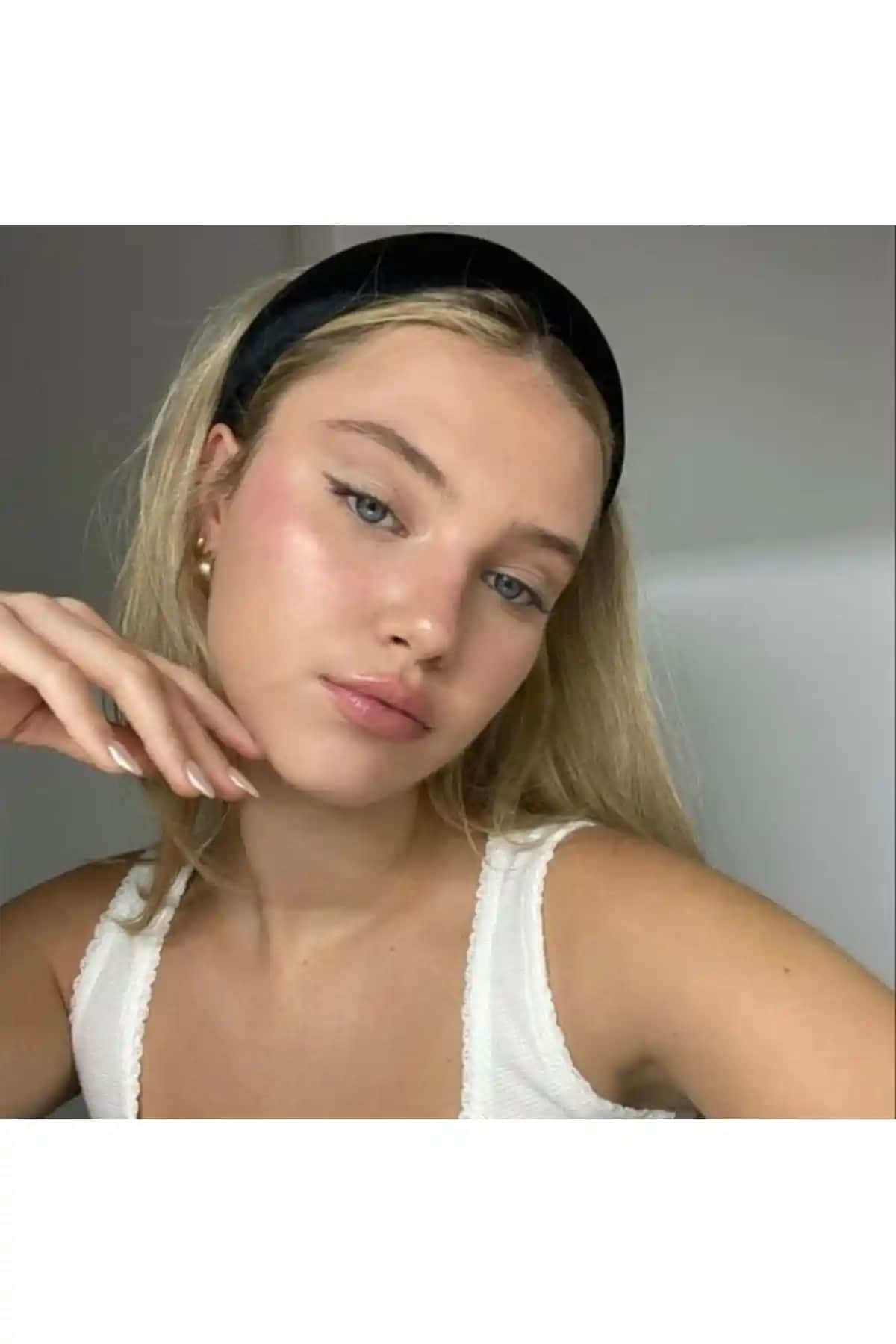 Kadife Taç Modelleri ve Karşılaştırması: Siyah Kadife Taç ve Zeynep Tac Kadın