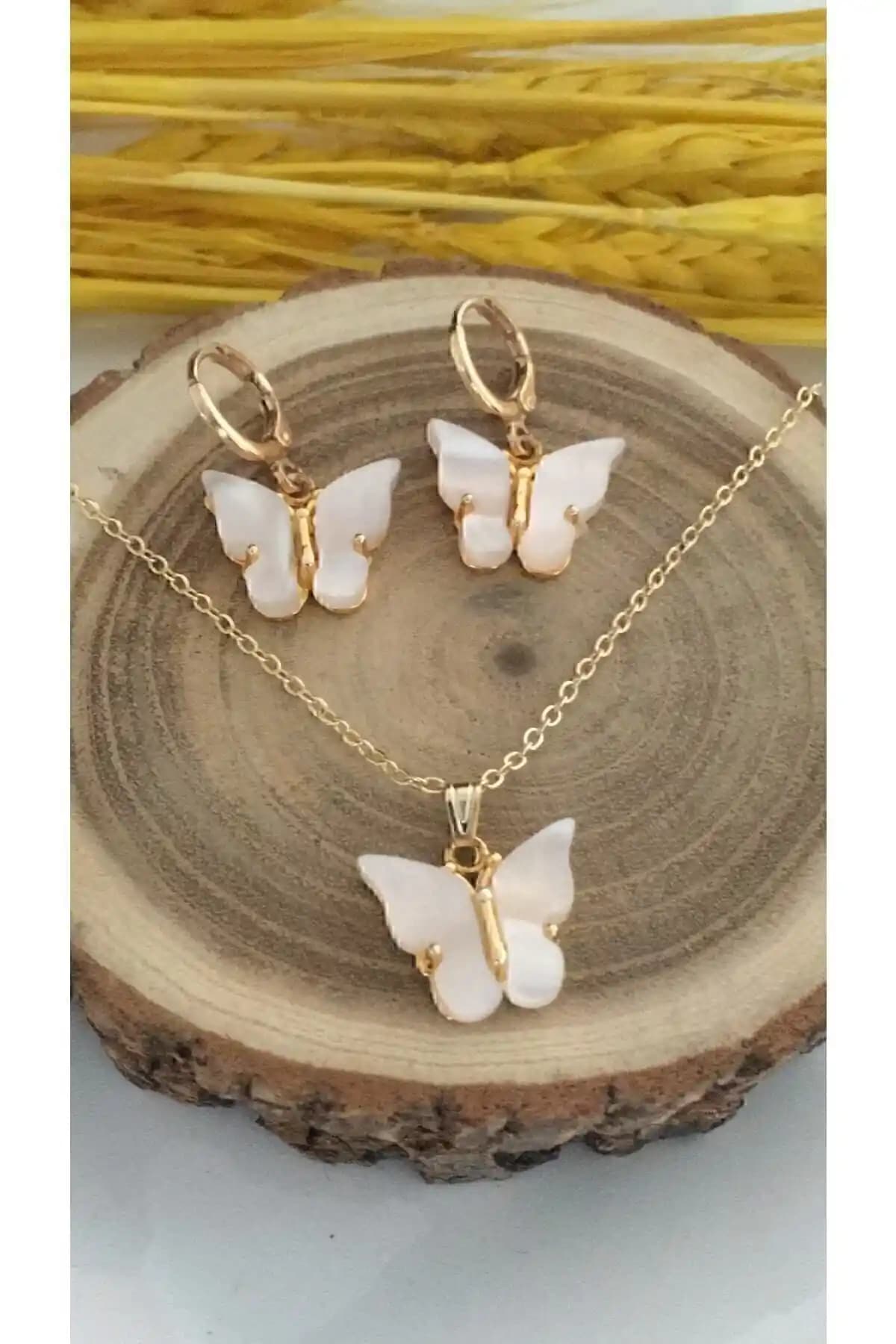 Kadın Aksesuar ve Kelebek Takı Setleri Karşılaştırması: Tasarım ve Kullanıcı Yorumları