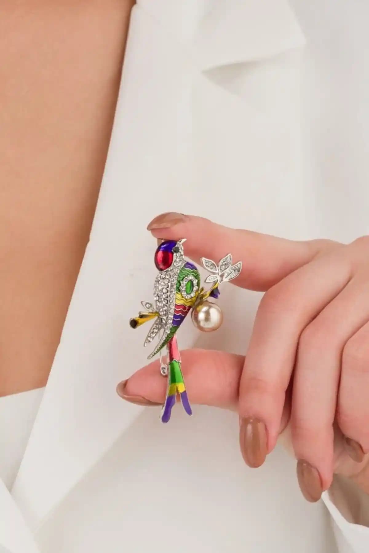 Kadın Broş Karşılaştırması: Renkli İncili Serçe ve Yusufçuk Tasarımları