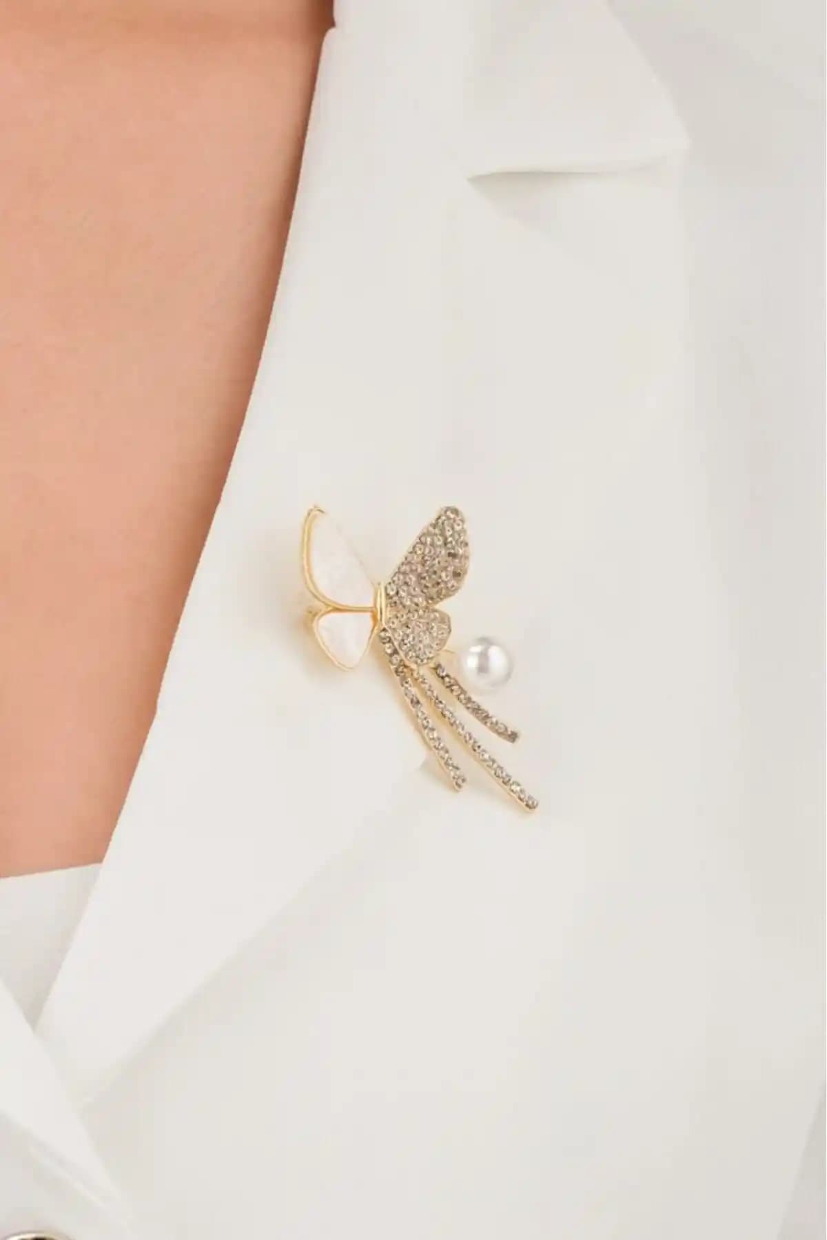 Kadın Broşları Karşılaştırması: Kelebekli İncili ve Çiçekli Dal Tasarımlar